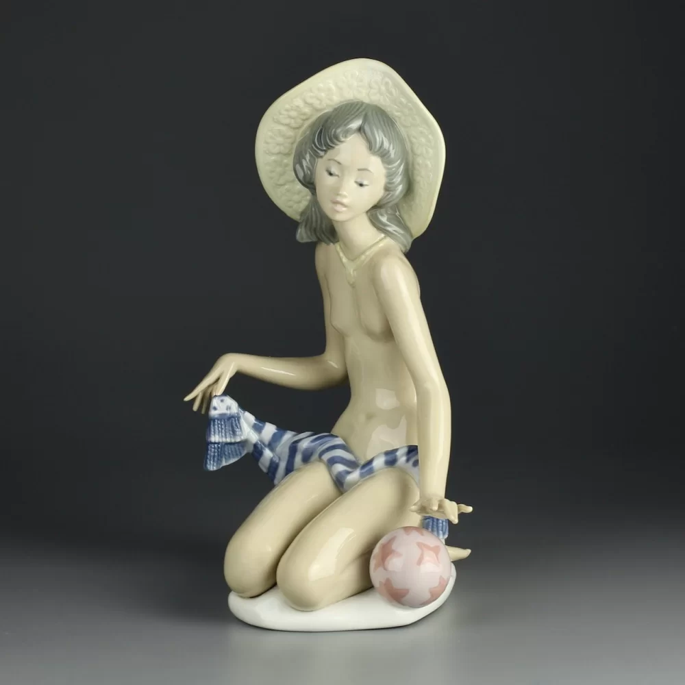 Винтажная фарфоровая статуэтка Девушка на пляже с мячом Испания Lladro 1481 On the Beach