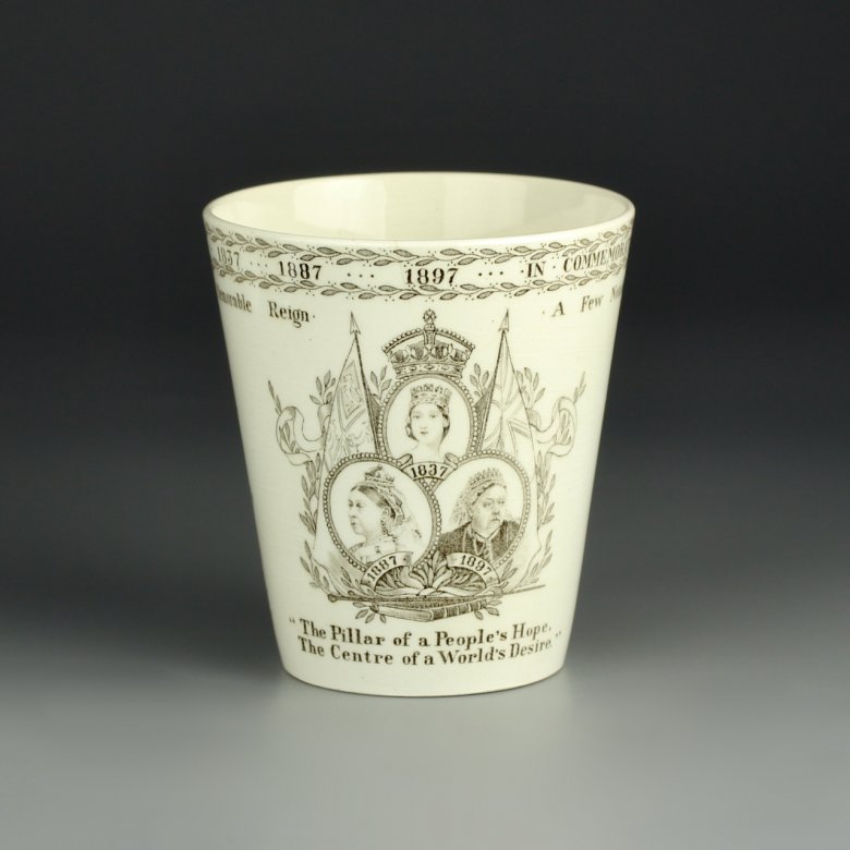 Винтажный фарфоровый стакан Англия Королева Виктория 1897 год