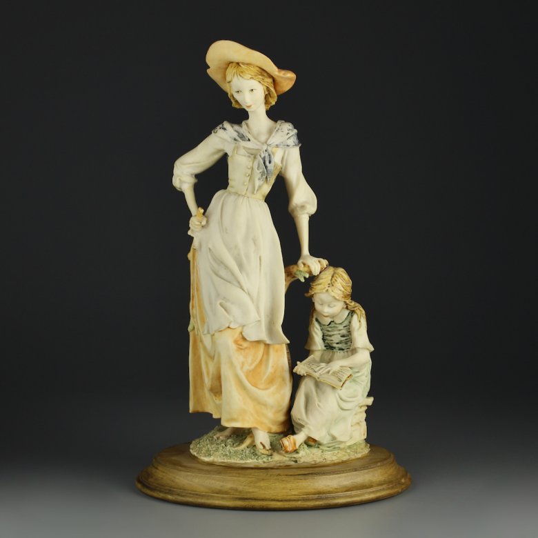 Винтажная статуэтка Мама и дочь с книгой Италия