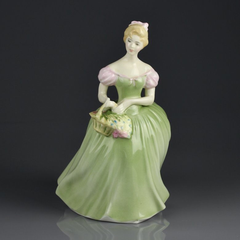 Винтажная фарфоровая статуэтка Дама с корзинкой цветов Англия Royal Doulton 2345 Clarissa