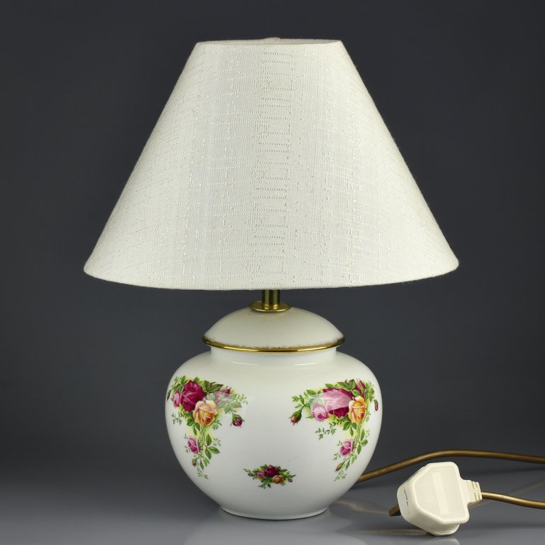 Винтажная английская лампа с плафоном Royal Albert Розы Old Country Roses