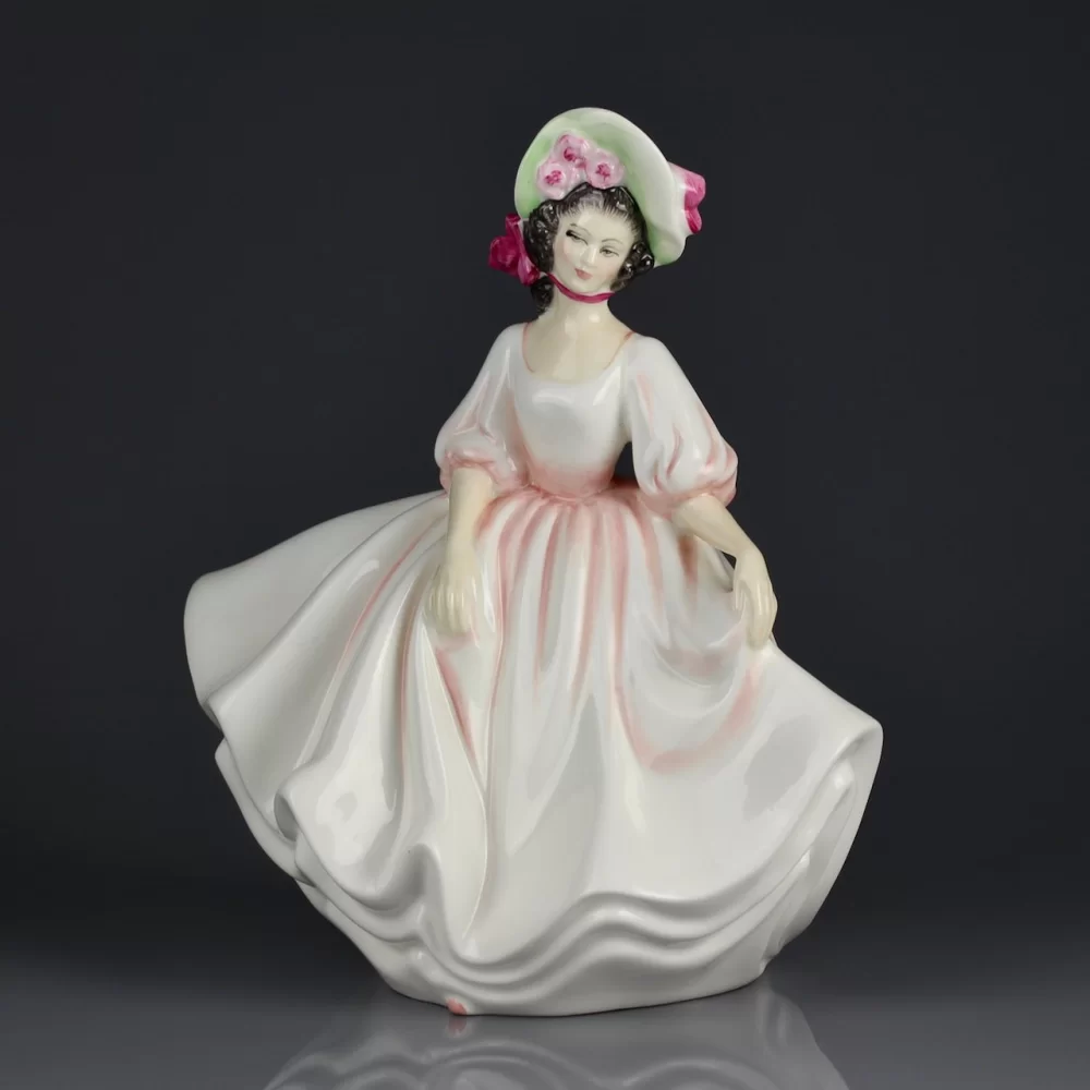 Винтажная фарфоровая статуэтка Дама в шляпке Англия Royal Doulton 2698 Sunday Best