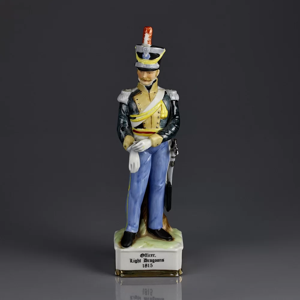 Винтажная фарфоровая статуэтка Военный Офицер Лёгкие драгуны Кавалерия Officer Light Dragoons 1815 Enesco Maruri Masterpiece