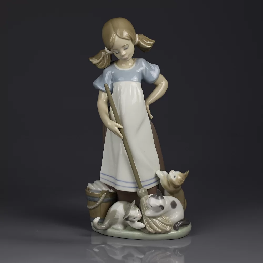 Винтажная фарфоровая статуэтка Испания Девочка с метлой и кошками Lladro 5232 Playful Kittens