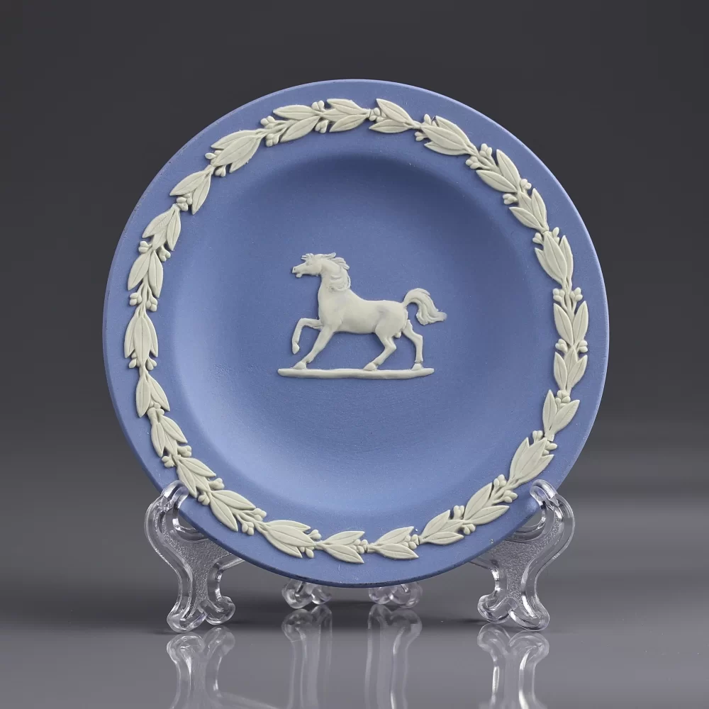 Винтажная декоративная тарелка из бисквитного фарфора Англия Веджвуд Wedgwood Лошадь