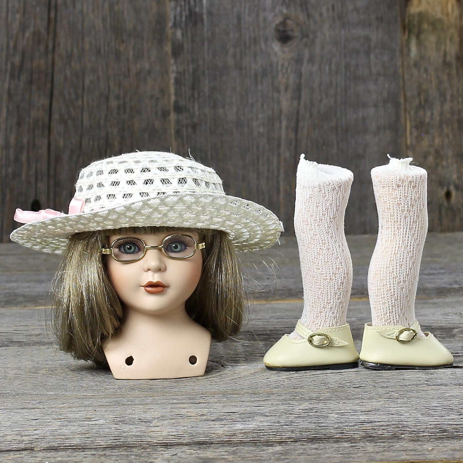 Винтажные детали для куклы с лондонского блошиного рынка Фарфоровый бюст, шляпка, очки, ноги в чулках и туфельках