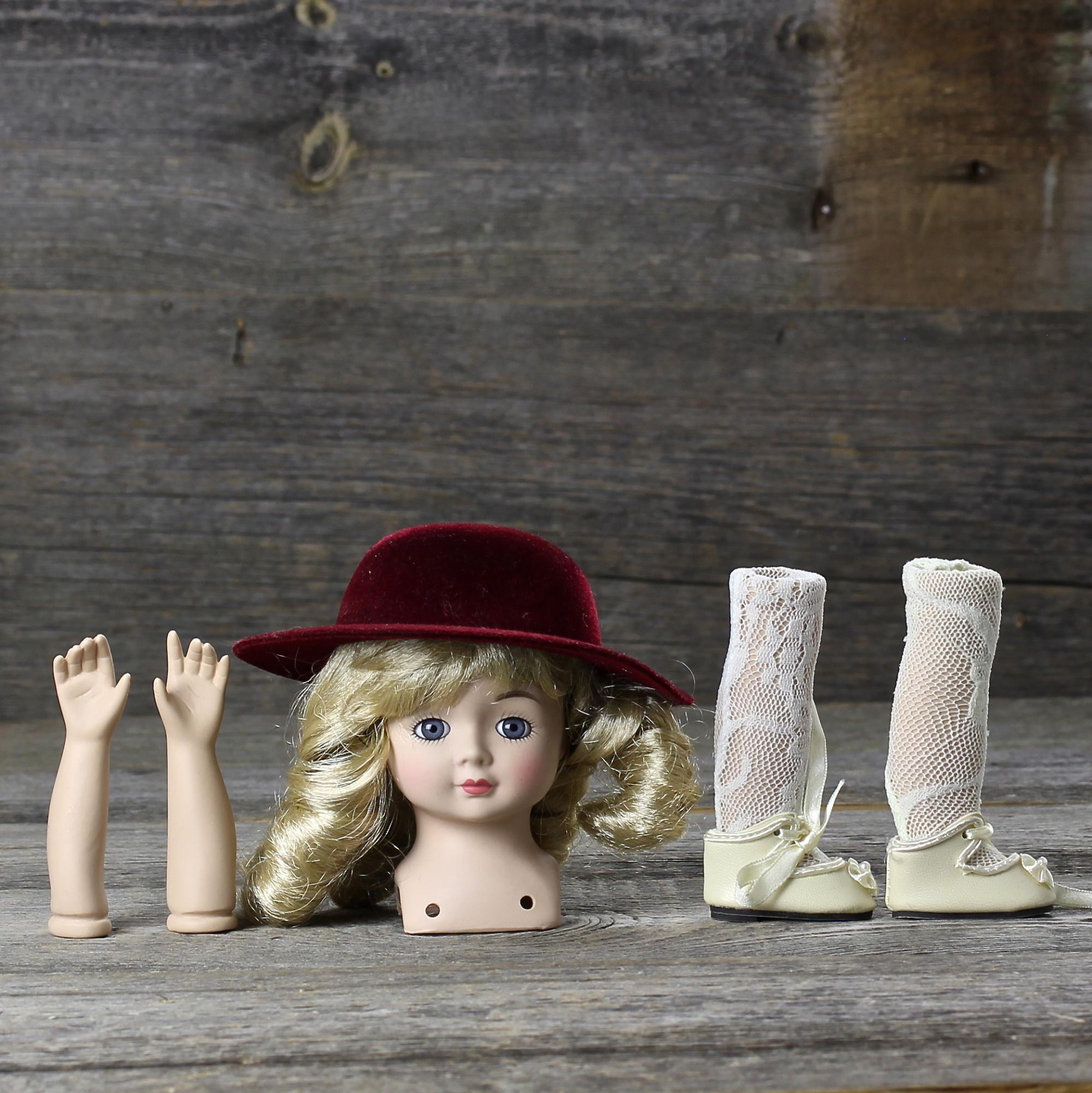 Винтажные детали для куклы с лондонского блошиного рынка Фарфоровый бюст, ручки, ножки в светлых чулках и туфельках, шляпка