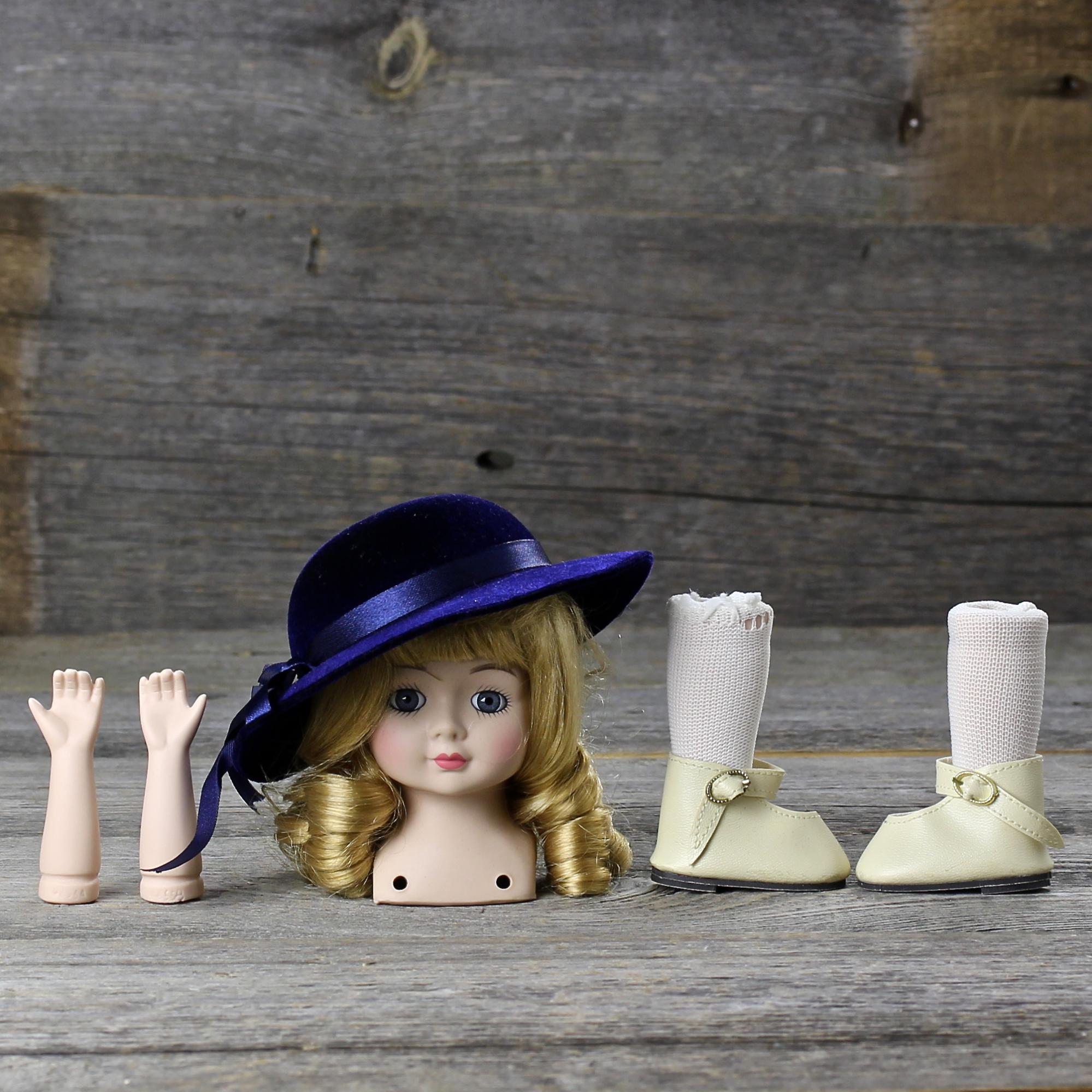 Винтажные детали для куклы Фарфоровый бюст, руки, ножки в светлых чулках и туфлях, шляпка