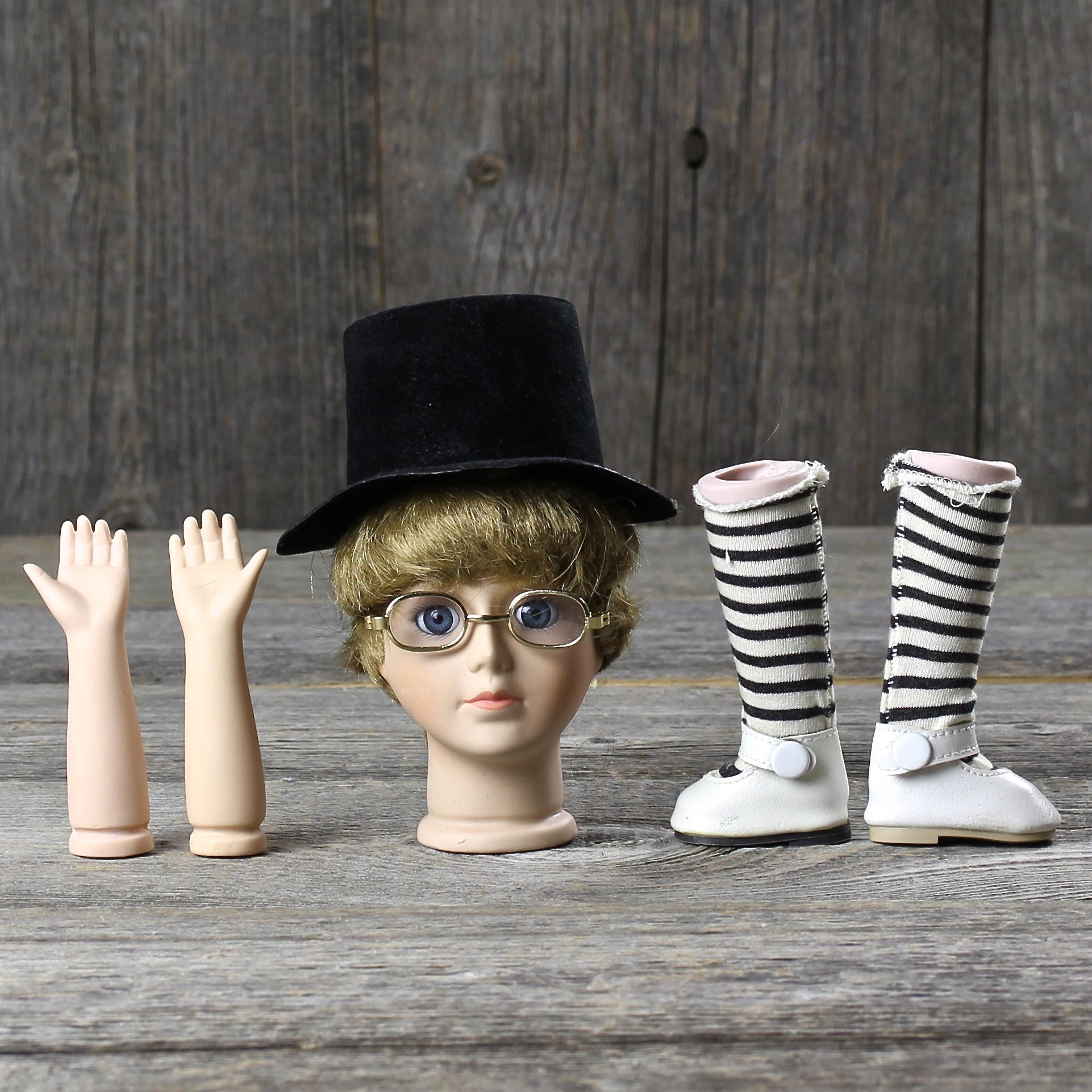 Винтажные детали для куклы с лондонского блошиного рынка Фарфоровая голова, руки, ножки в туфельках и полосатых чулках, шляпка, очки