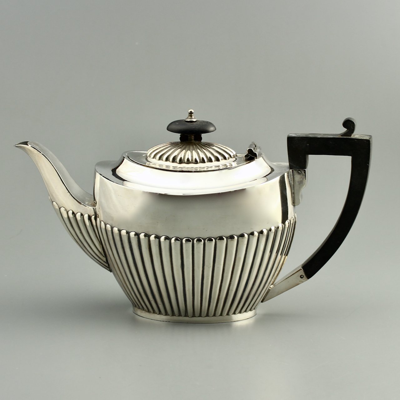 Антикварный английский чайник с серебряным покрытием T Land & Son