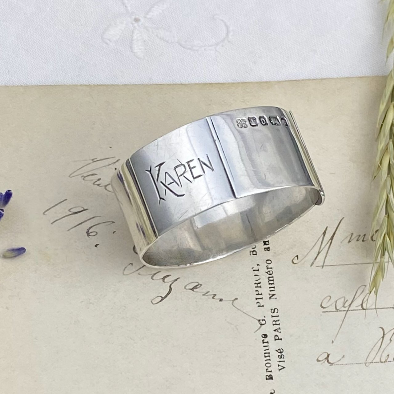 Антикварное английское серебряное кольцо для салфетки в виде ремешка Martin Hall & Co 1871 год