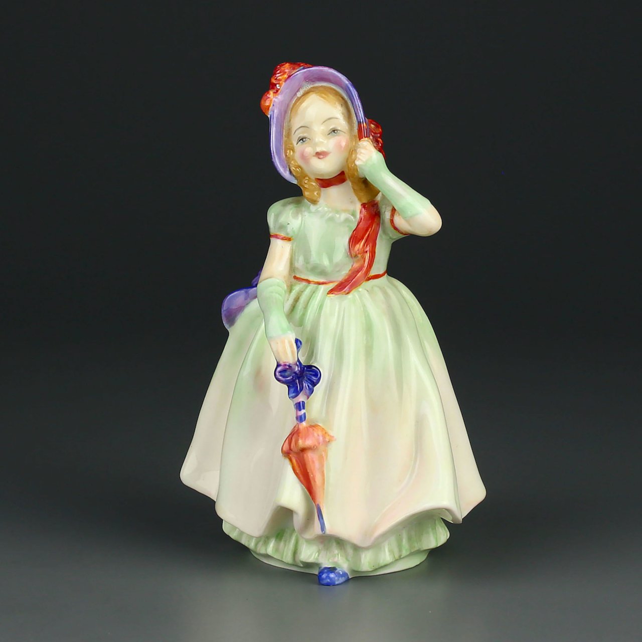 Винтажная фарфоровая статуэтка Англия Royal Doulton Babie Девочка с зонтиком