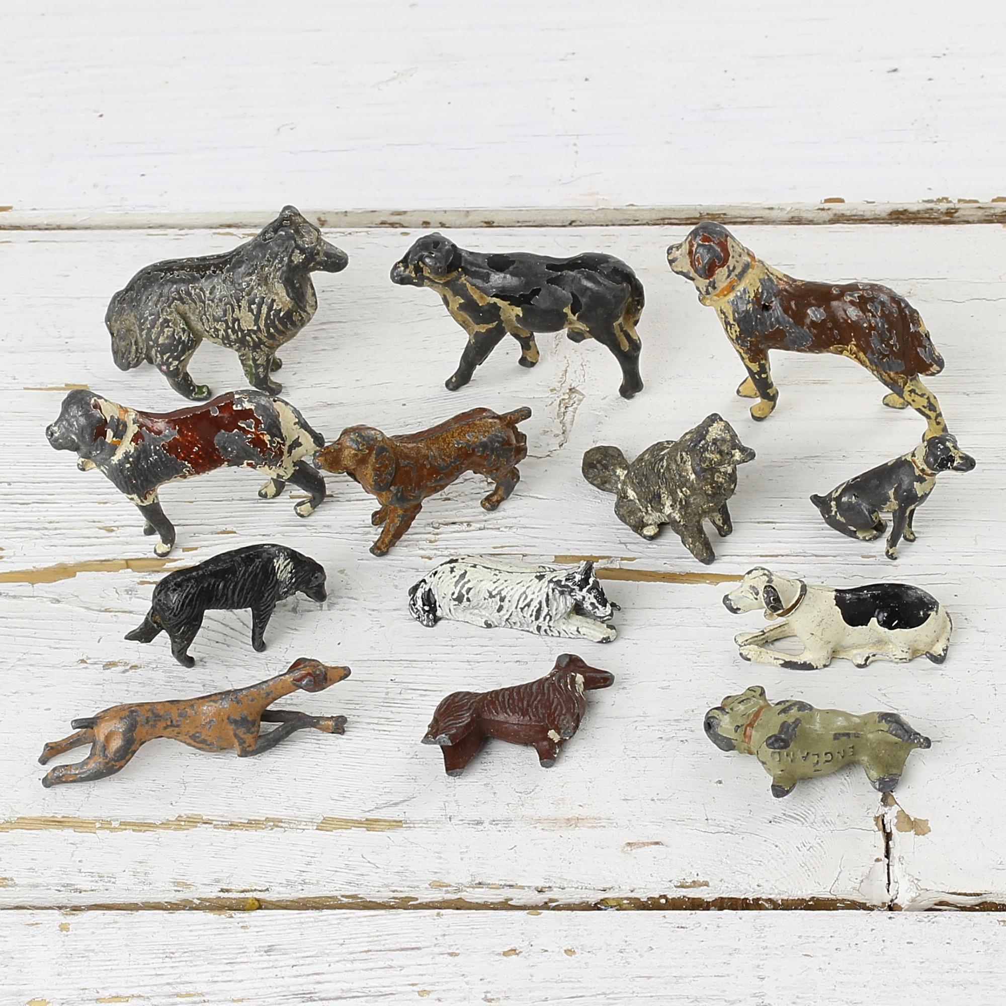 Тринадцать винтажных свинцовых фигурок собак