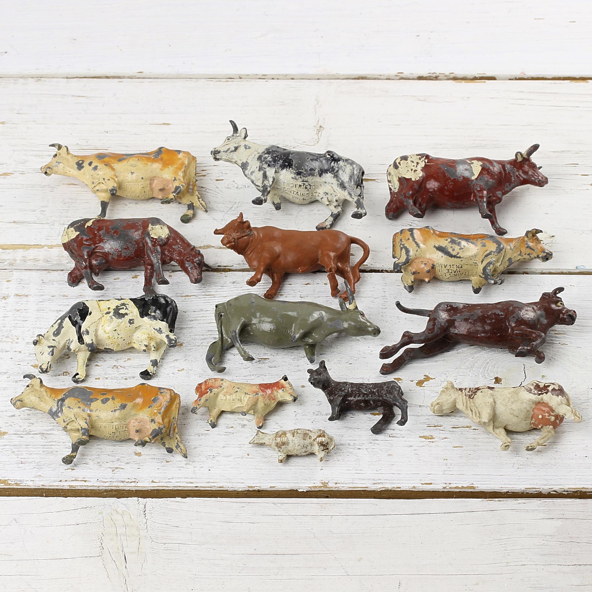 Четырнадцать винтажных английских фигурок коров, быков и телят