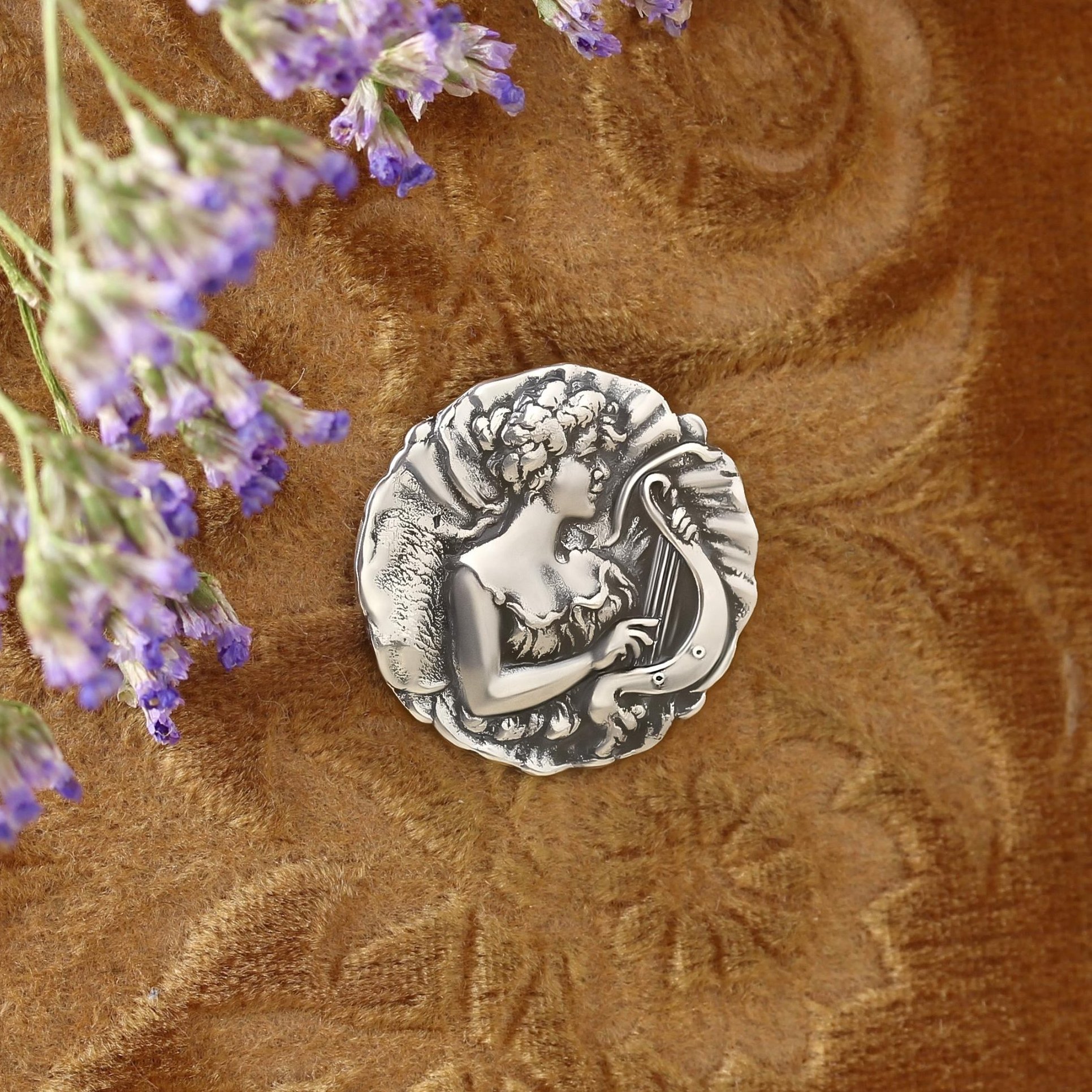 Серебряная брошь ручной работы в стиле ар-нуво Дама с лирой