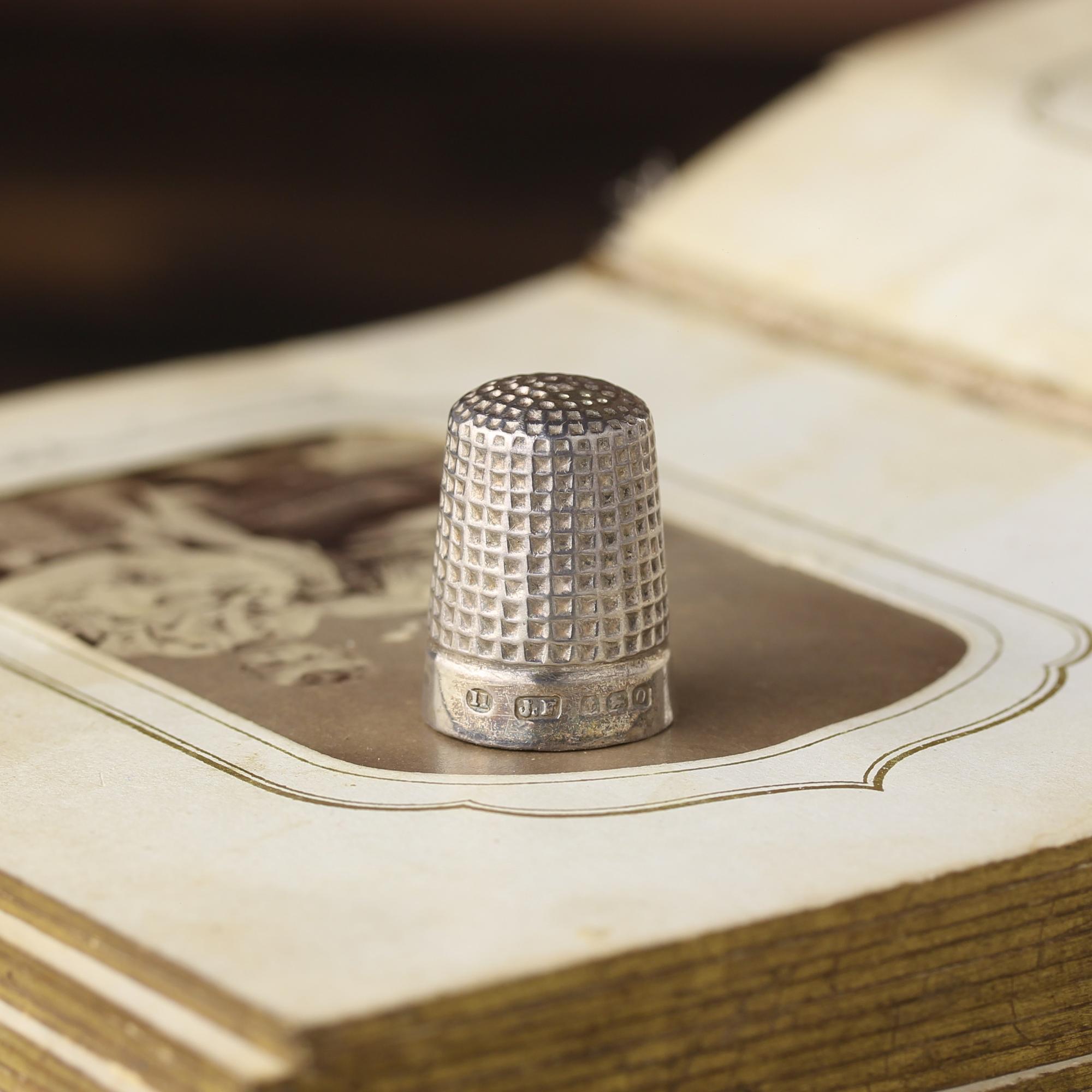 Антикварный английский серебряный напёрсток James Fenton & Co
