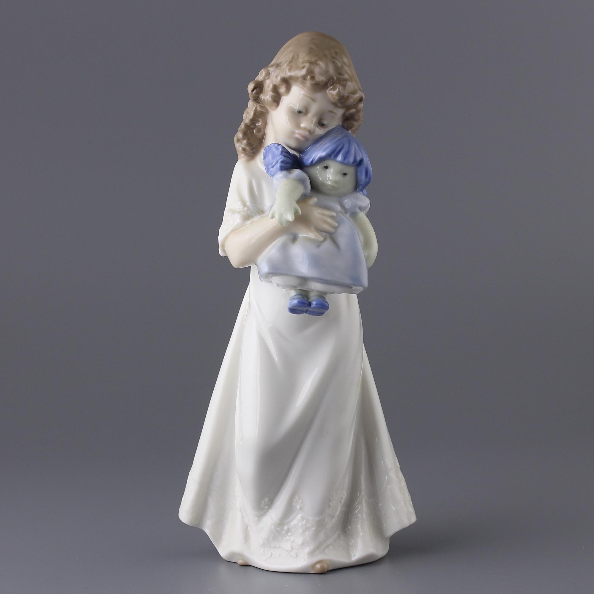 Винтажная статуэтка NAO (Lladro) Девочка с куклой