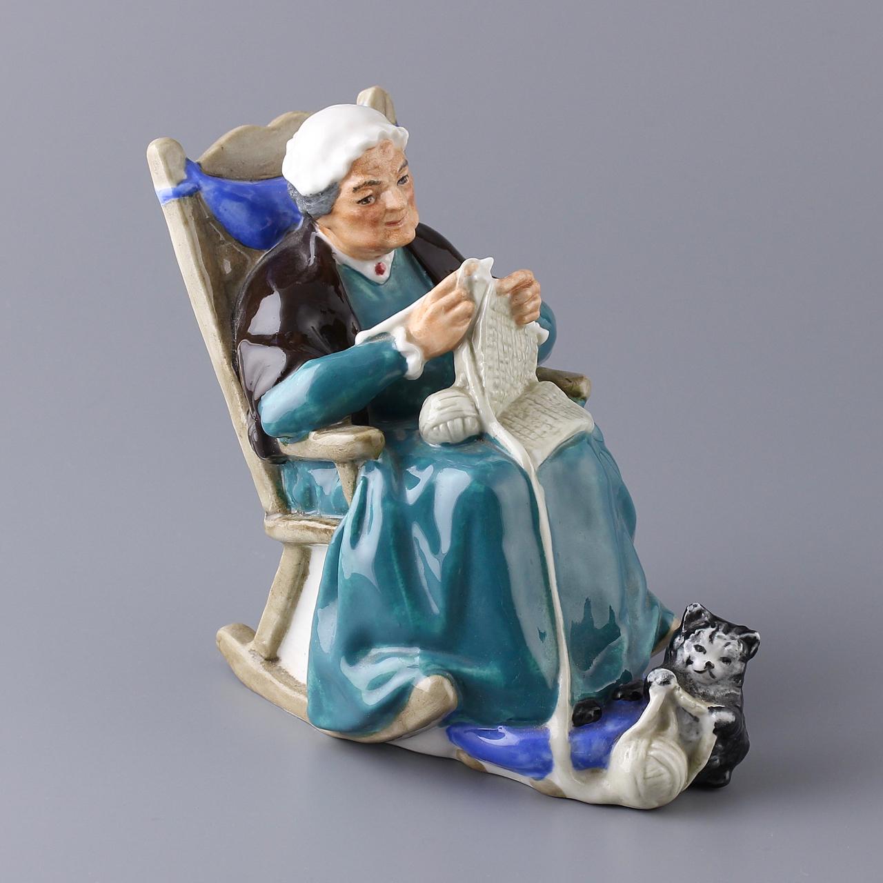 Винтажная статуэтка Royal Doulton Бабушка вяжет в кресле