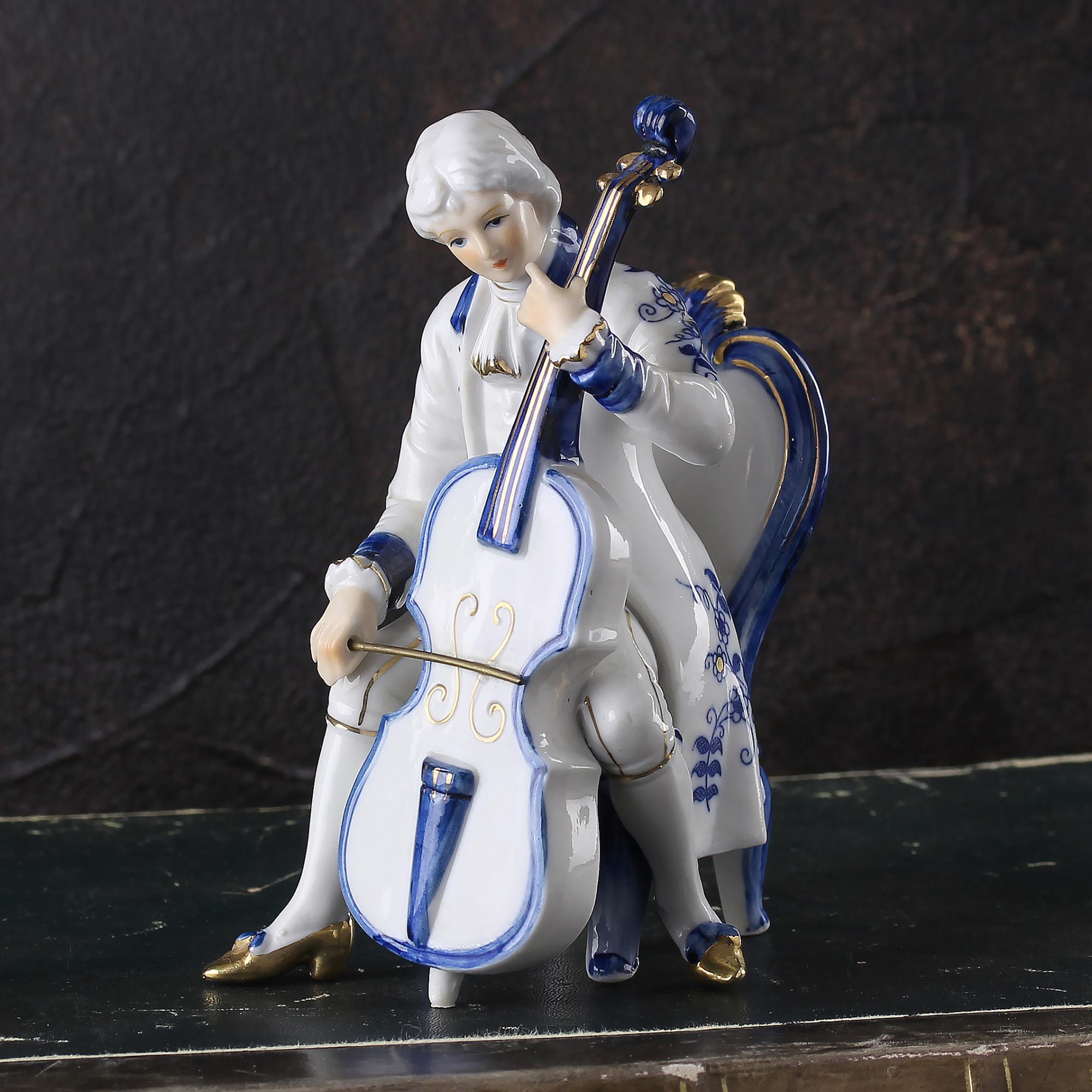Винтажная фарфоровая статуэтка "Игра на виолончели"