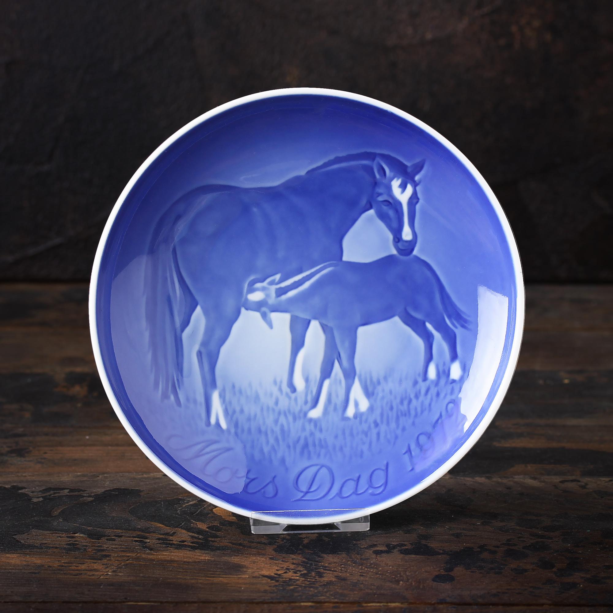 Винтажная декоративная тарелка Bing & Grondahl "Mors Dag 1972" День матери / Лошадь с жеребёнком