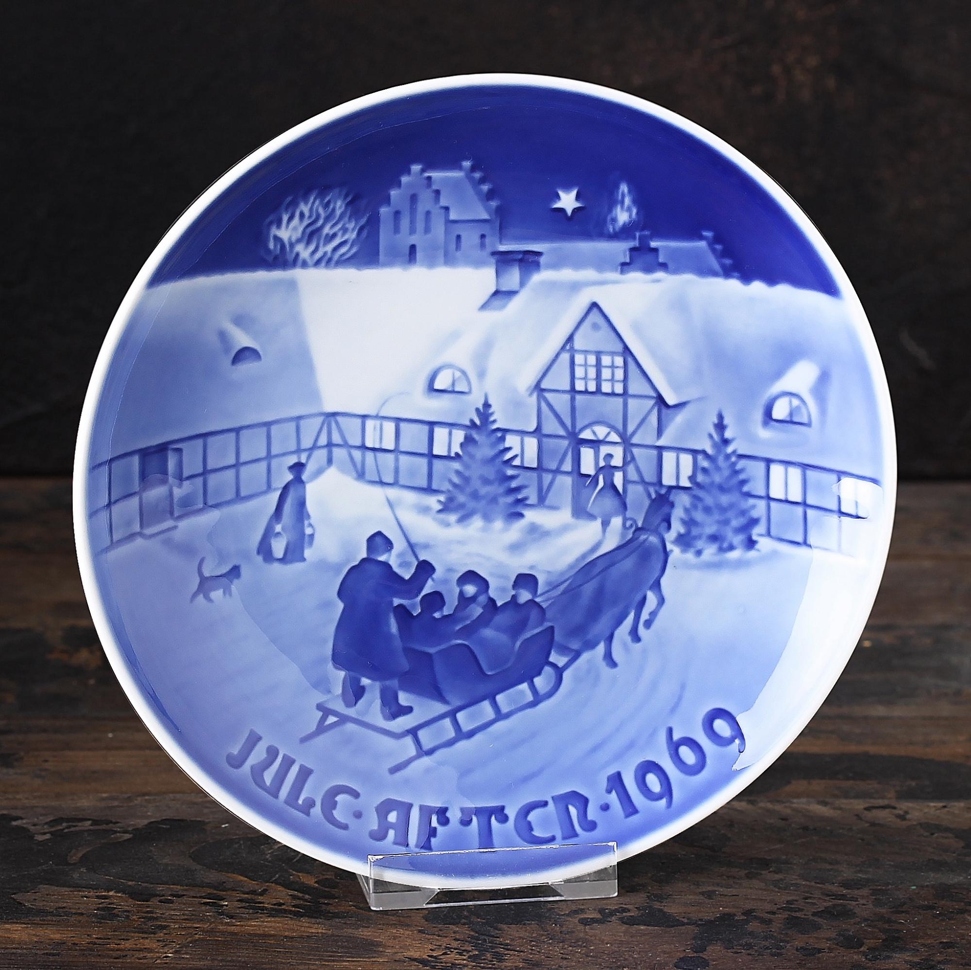 Винтажная декоративная тарелка Bing & Grondahl "1969 Jule After - Arrival of Christmas Guests" Прибытие гостей на Рождество / Сочельник