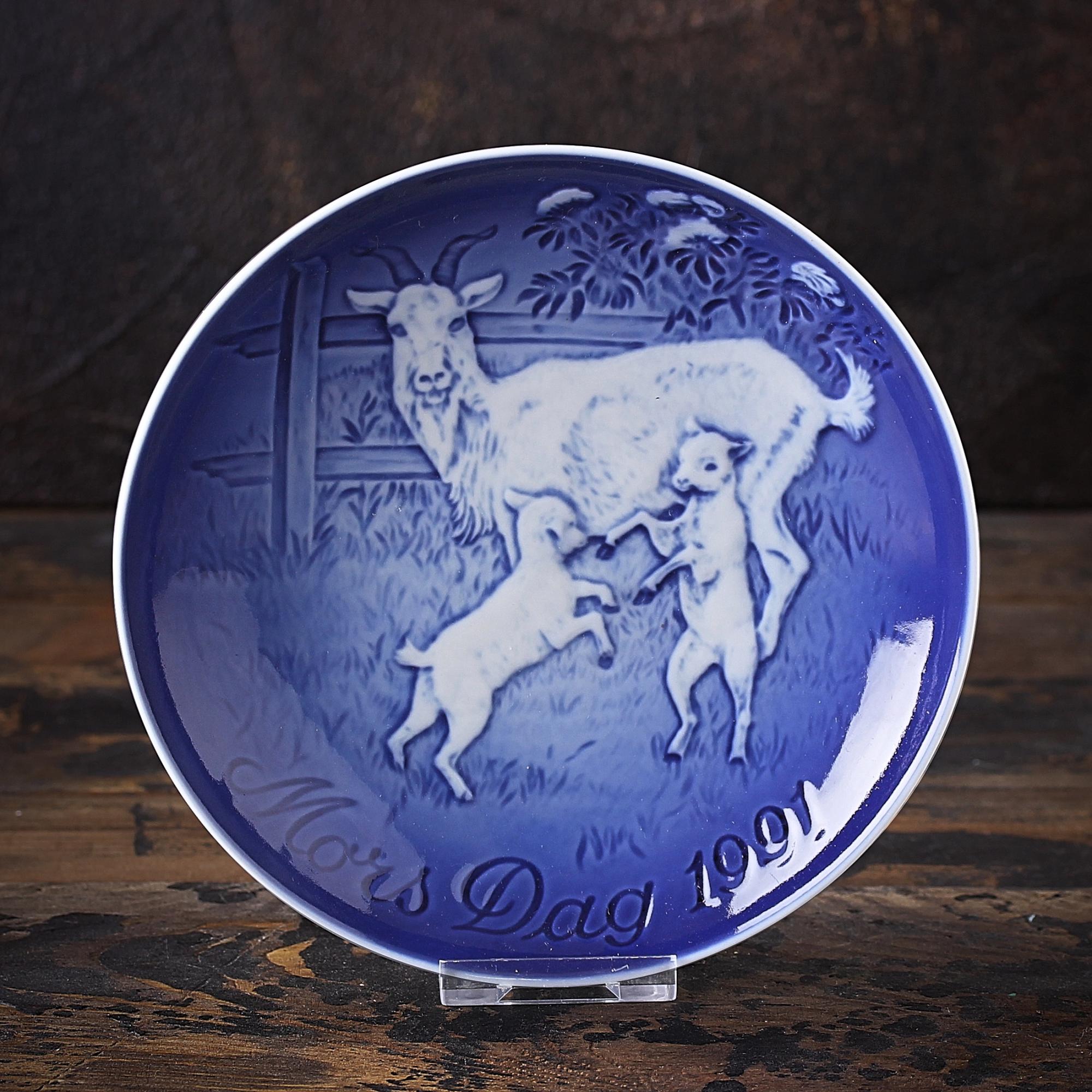 Винтажная декоративная тарелка Bing & Grondahl "Mors Dag 1991" День матери / Коза с козлятами