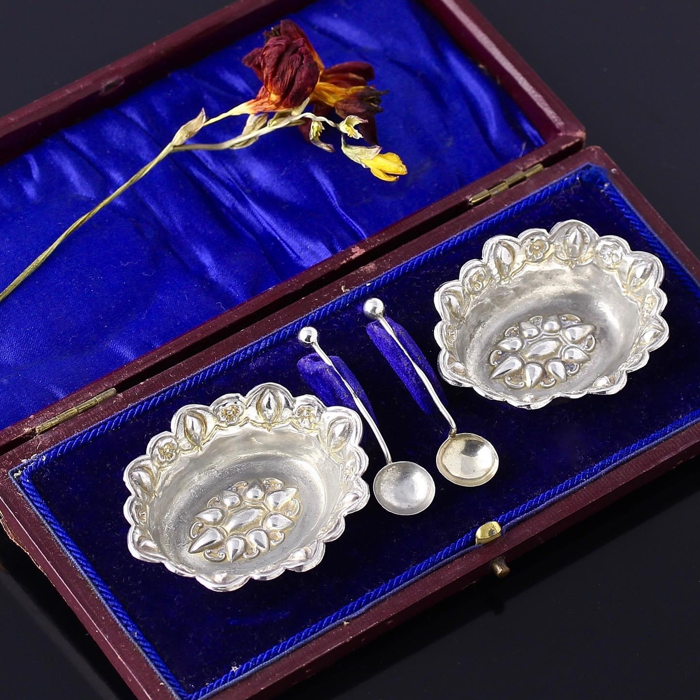 Антикварная пара английских серебряных солонок с ложечками в аутентичном кофре William Devenport 1899 год