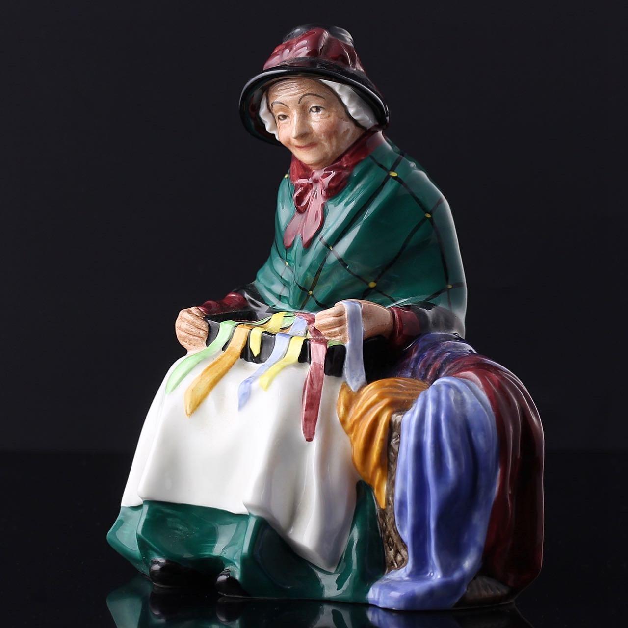 Винтажная статуэтка Royal Doulton Бабушка продавец лент