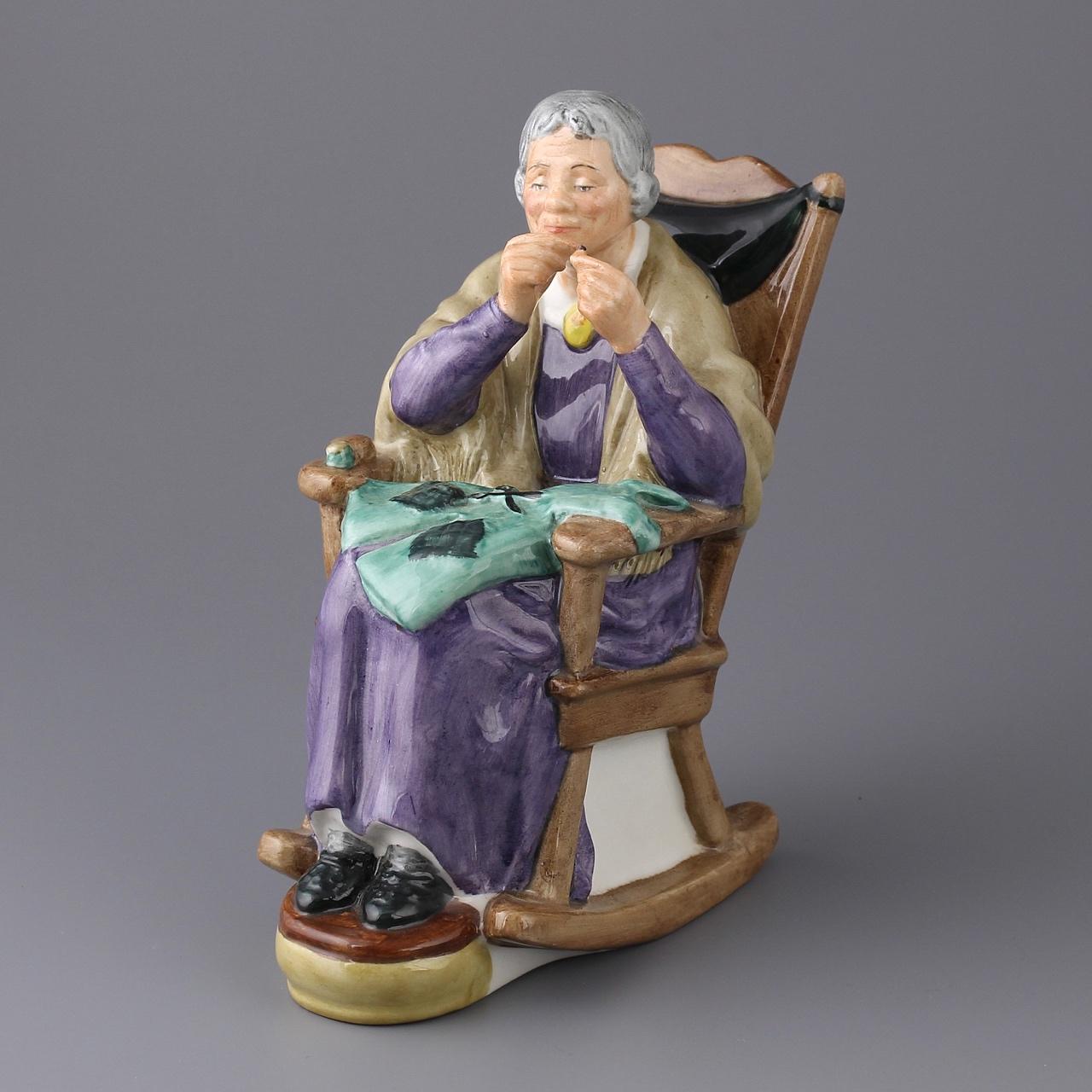 Винтажная фарфоровая статуэтка Англия Royal Doulton 2352 Stitch in Time Бабушка в кресле зашивает вещи