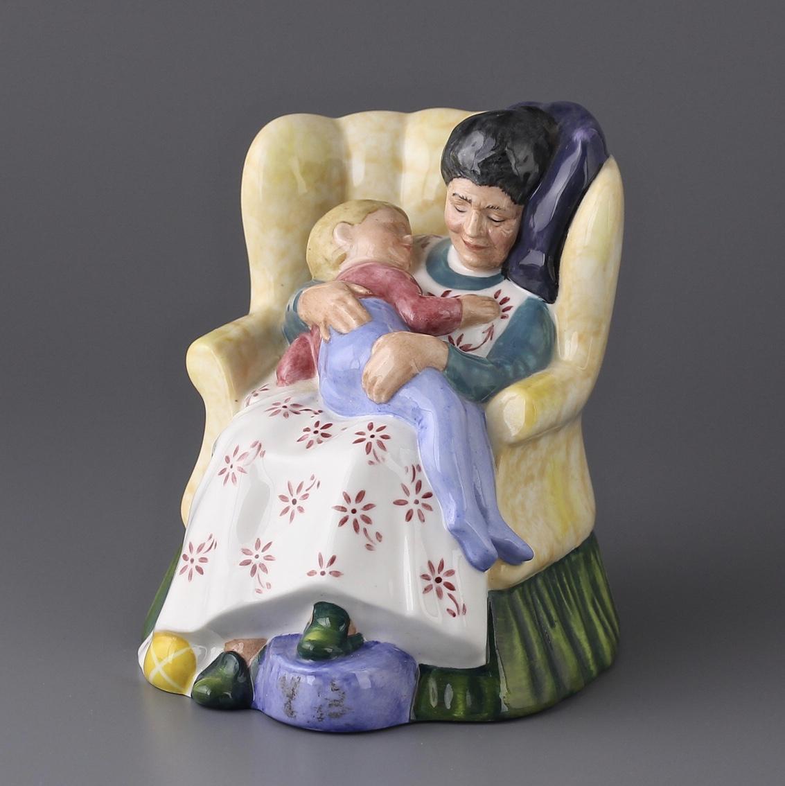 Винтажная фарфоровая статуэтка Англия Royal Doulton 2380 Sweet Dreams Бабушка в кресле с внуком