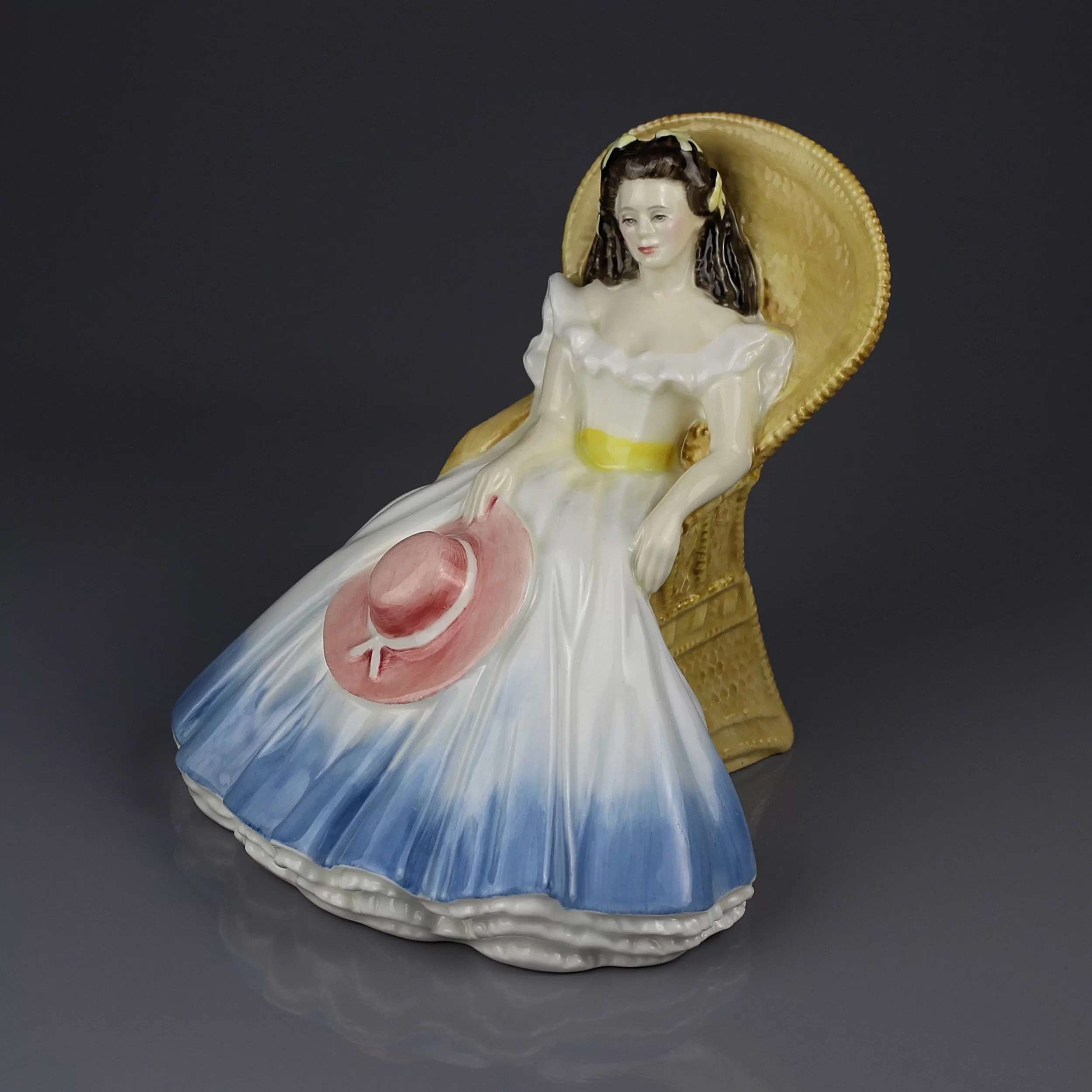 Винтажная английская фарфоровая статуэтка Дама в кресле со шляпкой Royal Doulton 3273 Annabel