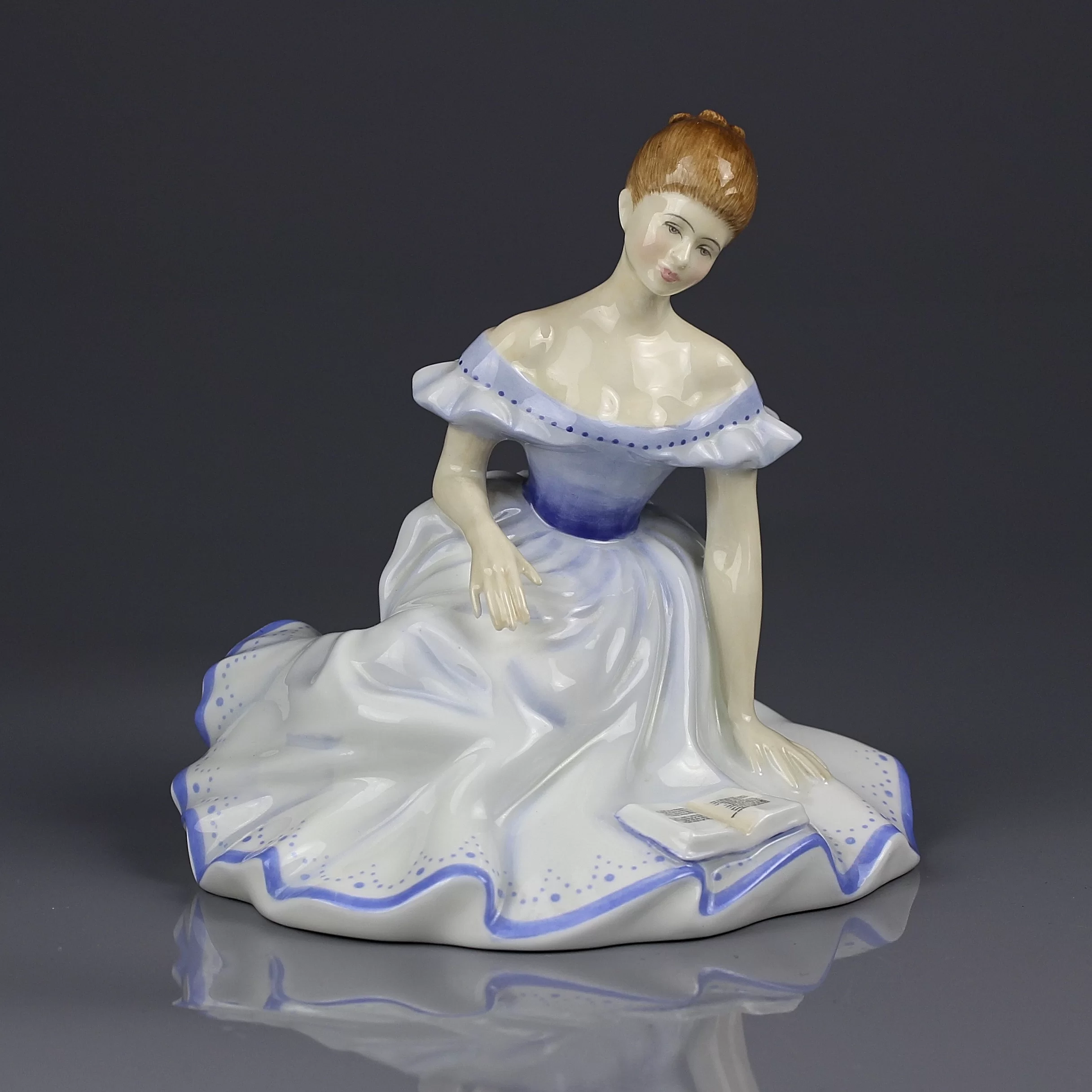Винтажная английская фарфоровая статуэтка Дама с книгой Royal Doulton 2788 Marjorie