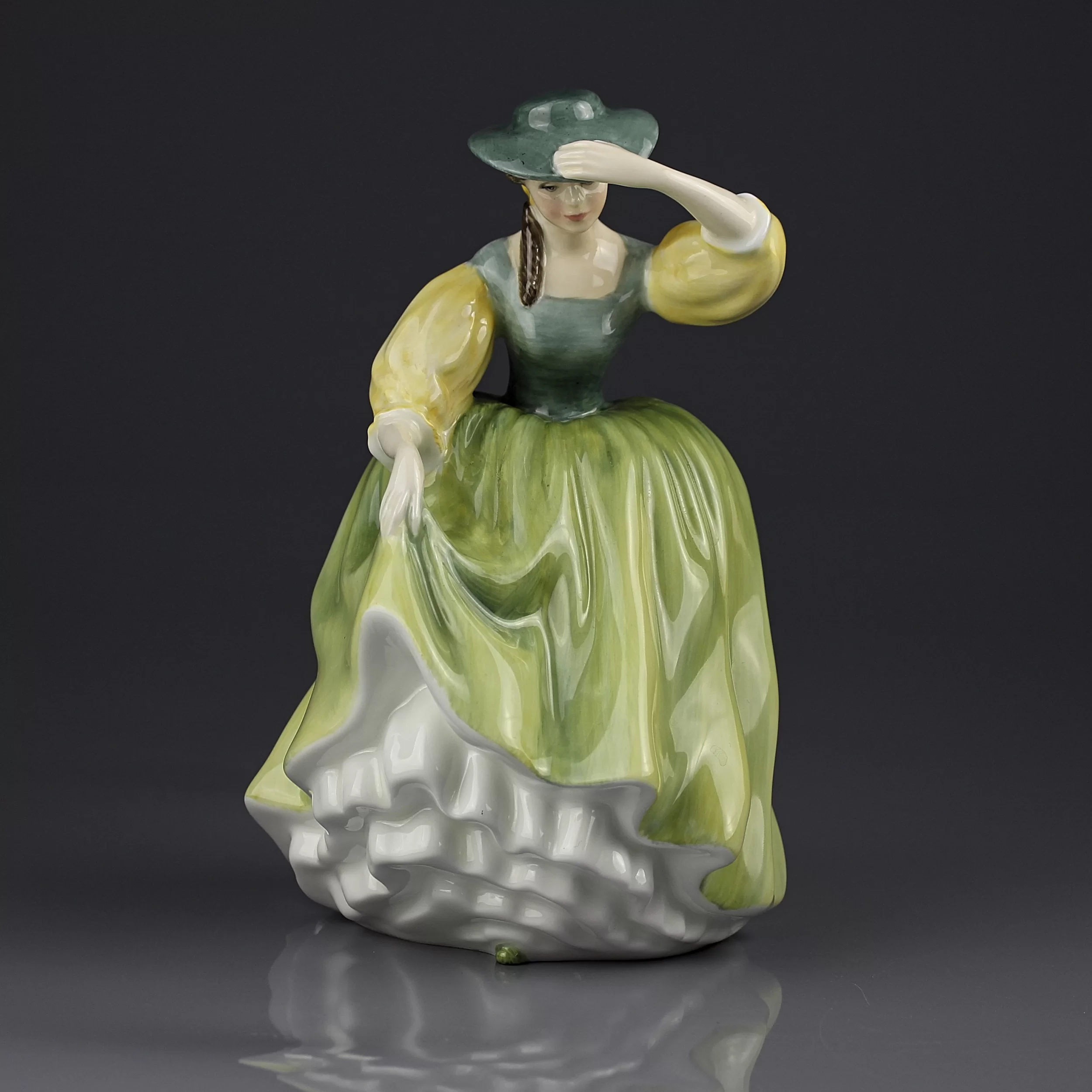 Винтажная английская фарфоровая статуэтка Девушка в зелёном платье Royal Doulton 2309 Buttercup