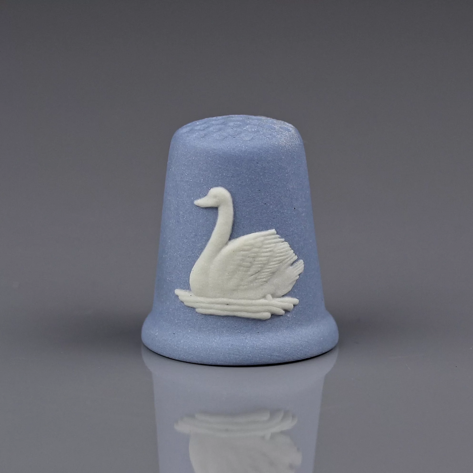 Винтажный английский напёрсток Лебедь Голубой бисквит Веджвуд Wedgwood Jasperware