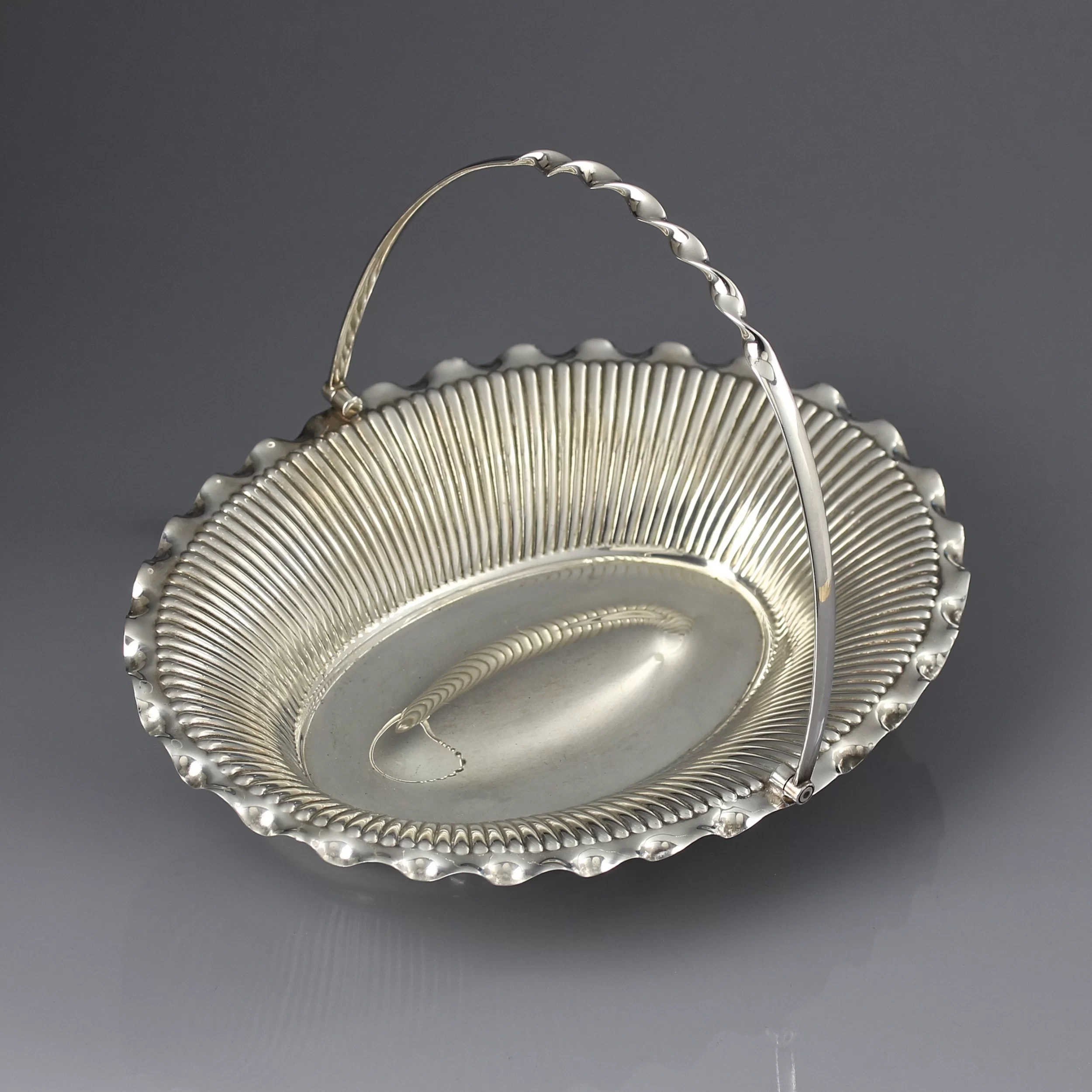 Антикварная английская ваза-корзина с ручкой William R. Humphreys & Co Radiant Plate