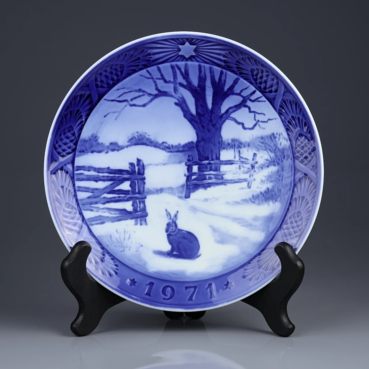 Рождественская фарфоровая тарелка Royal Copenhagen Hare in Winter Заяц Кролик Зима 1971 год