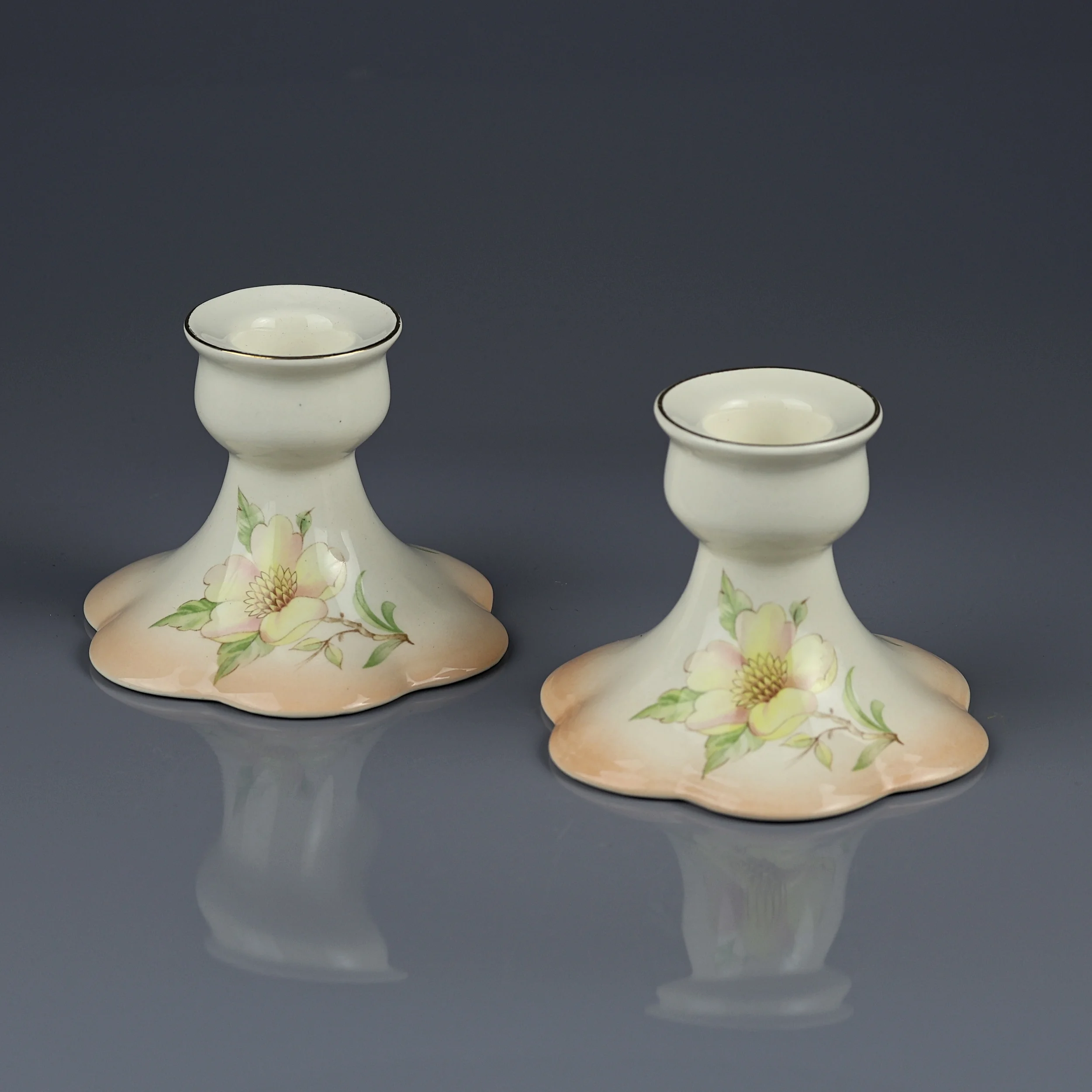 Пара винтажных английских подсвечников с цветочным декором Palissy Royal Worcester Spode