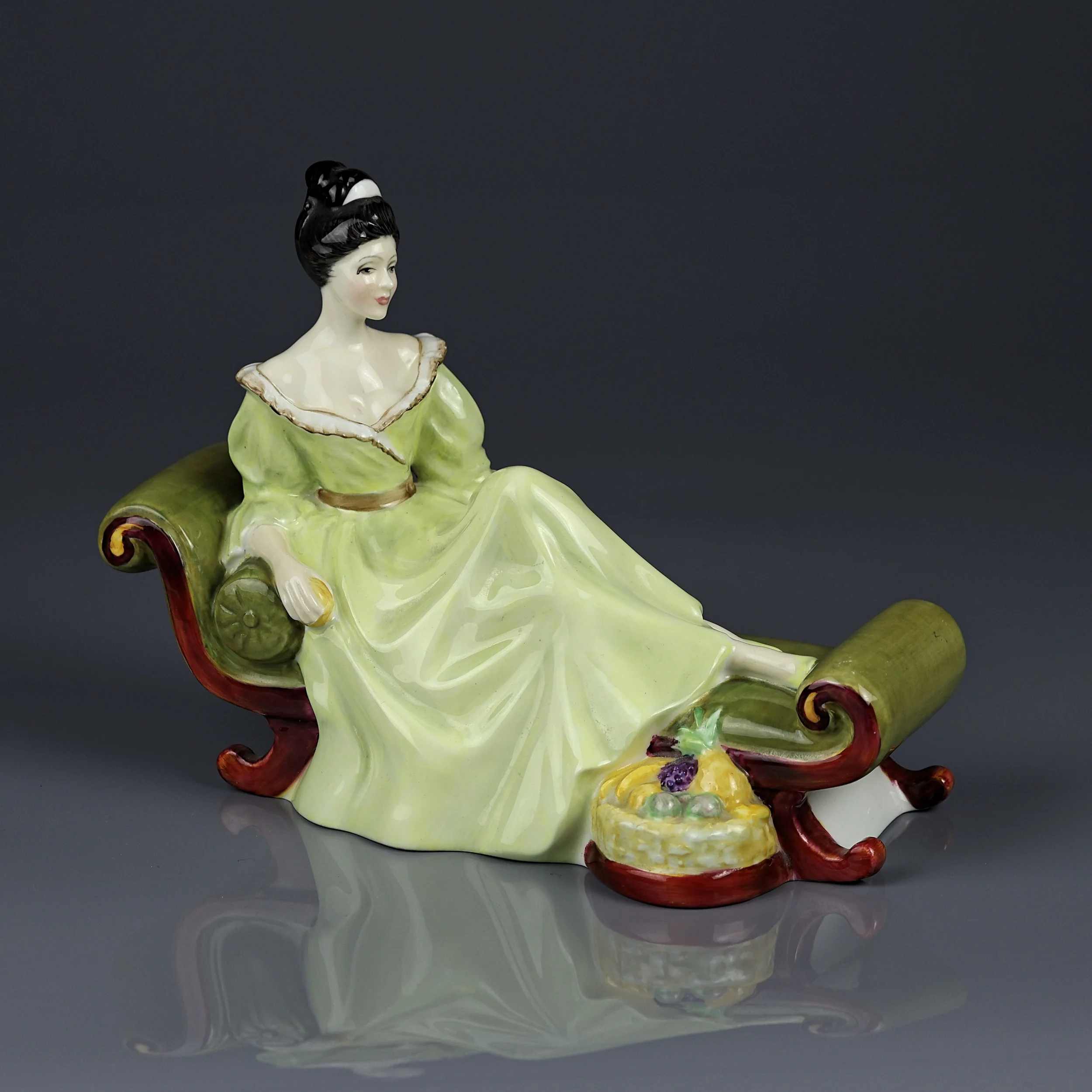 Винтажная фарфоровая статуэтка Дама на оттоманке Англия Royal Doulton HN2473 At Ease