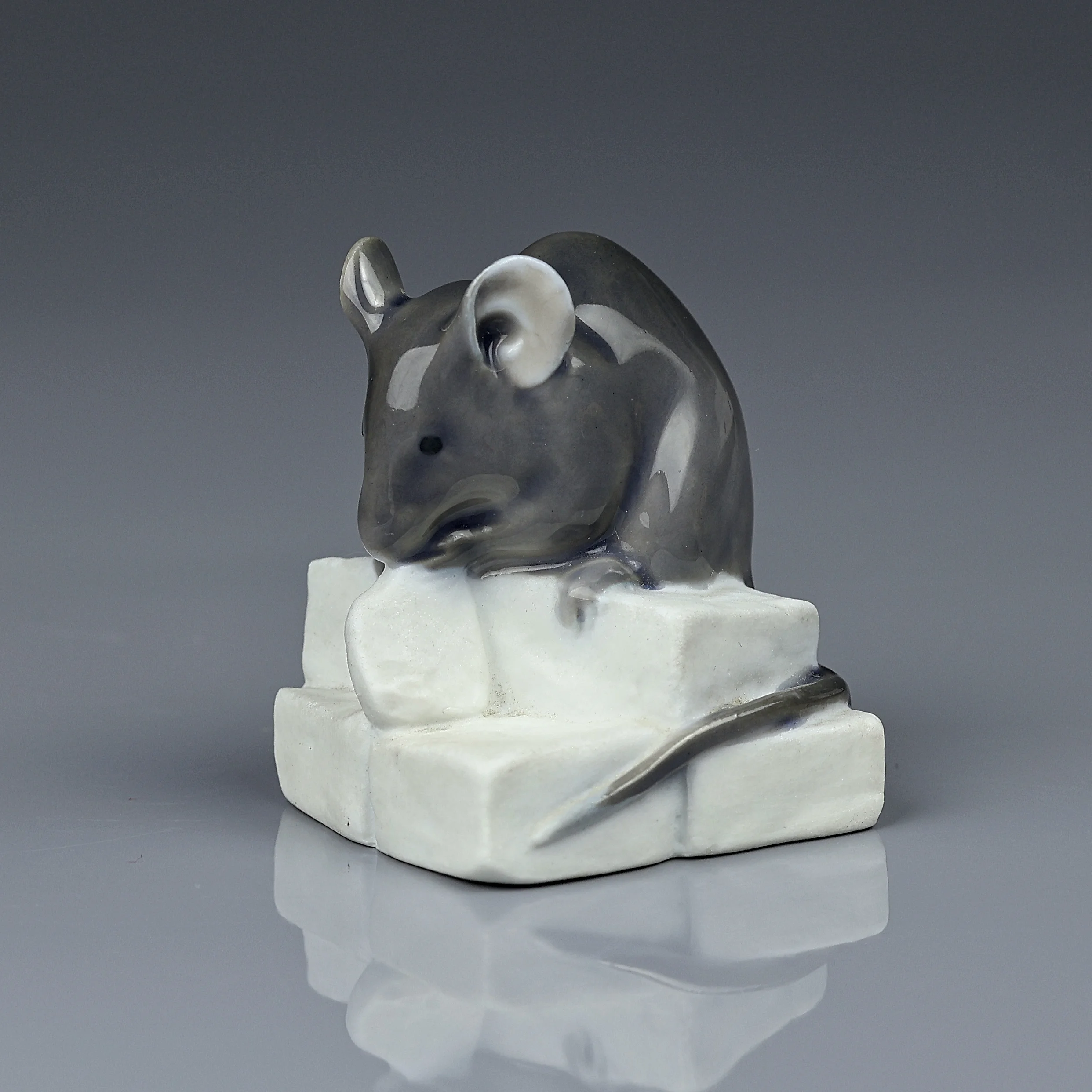 Антикварная фарфоровая статуэтка Мышь на сахаре Royal Copenhagen Mouse on Sugar