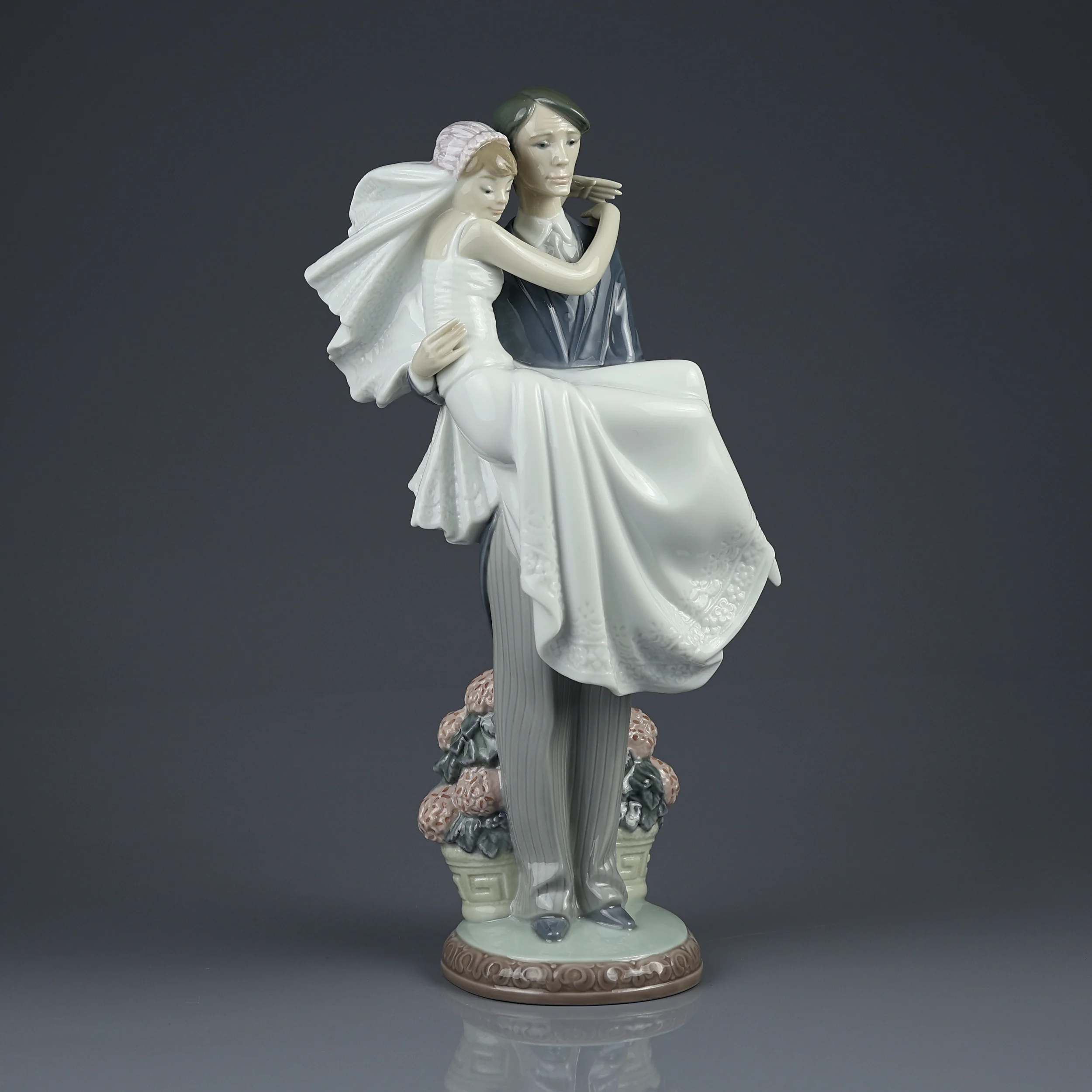 Винтажная фарфоровая статуэтка Свадьба Жених с невестой на руках Lladro 5282 Over the Threshold