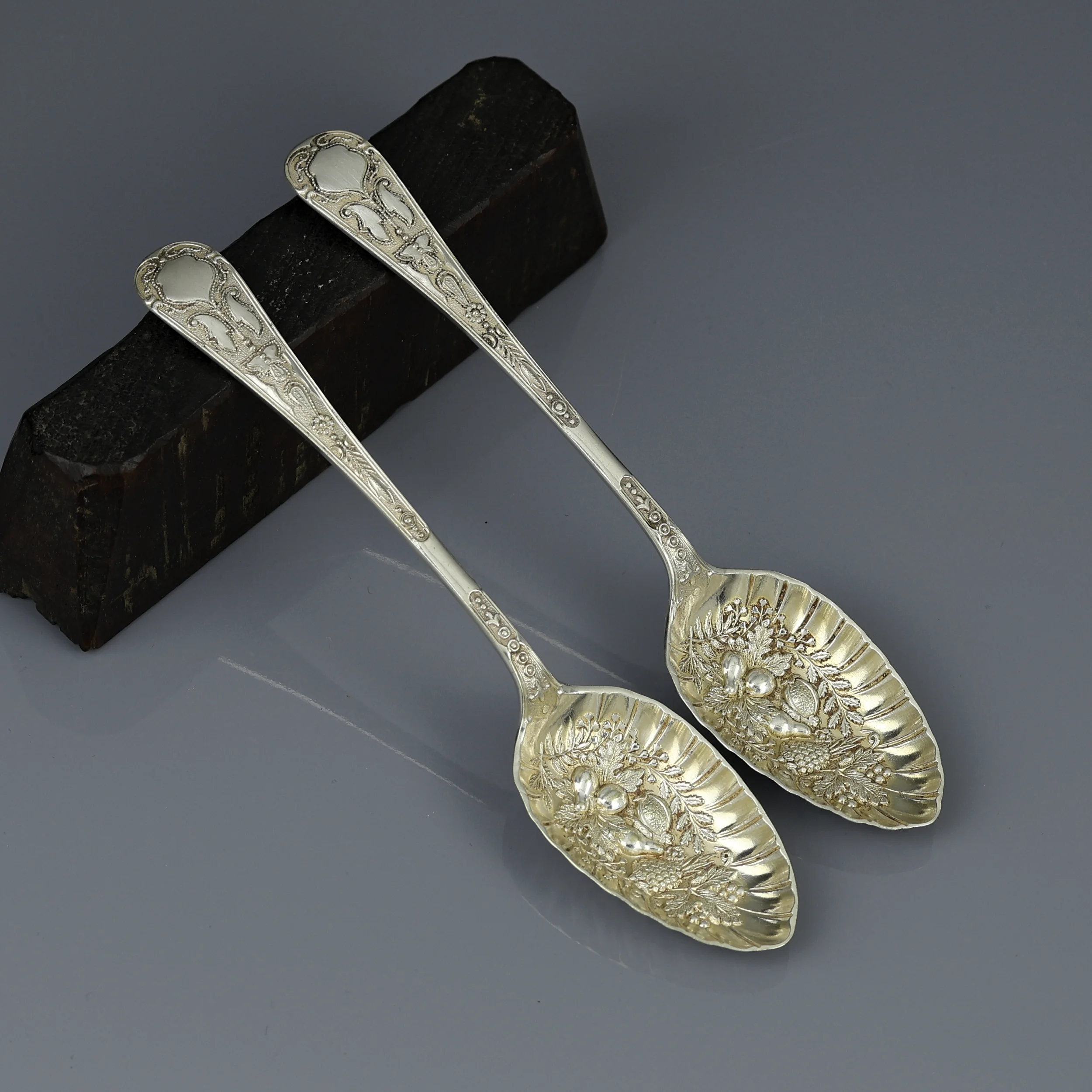 Антикварные английские десертные ложки с ягодно-фруктовым декором Berry Spoon