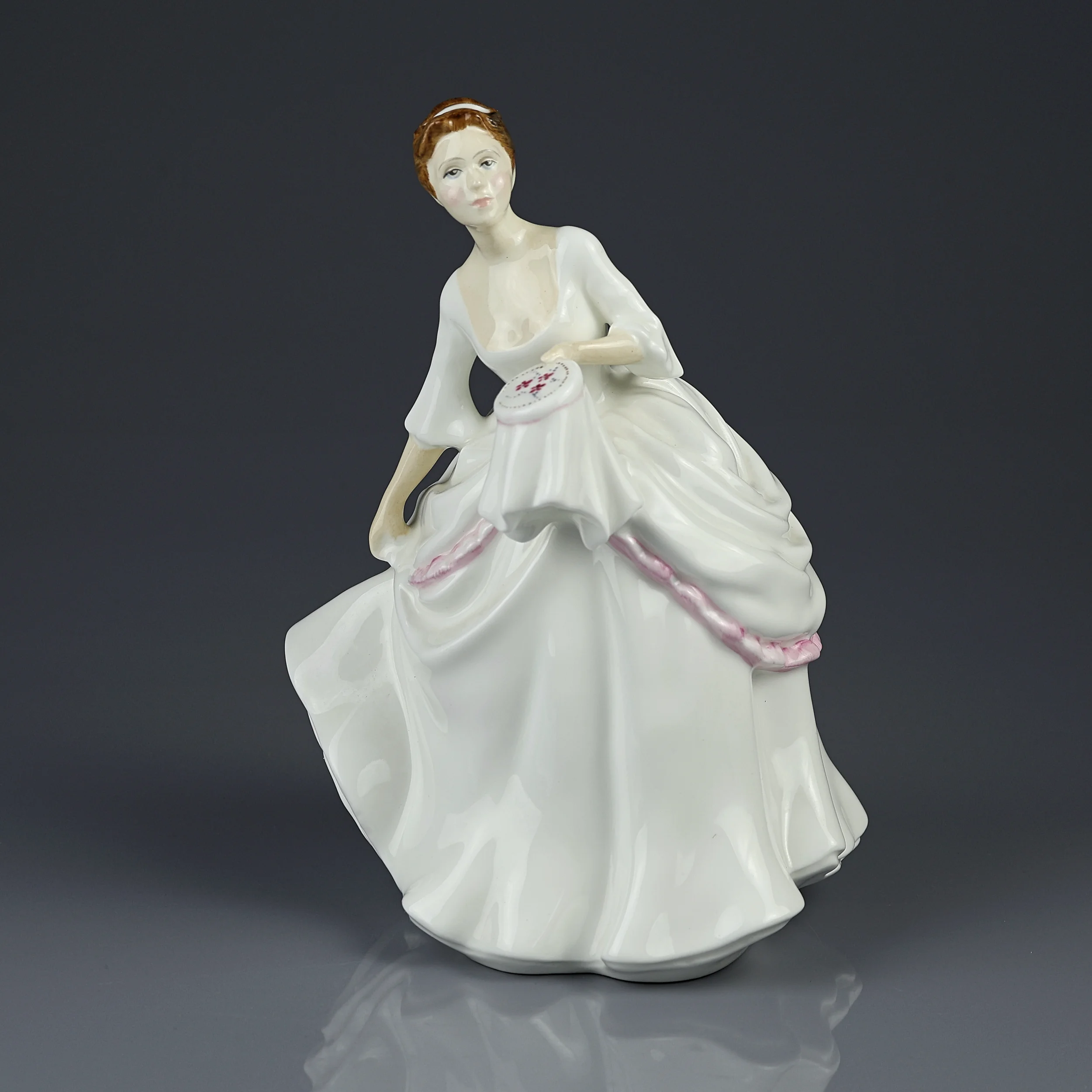 Винтажная фарфоровая статуэтка Девушка с вышивкой Англия Royal Doulton HN2961 Carol