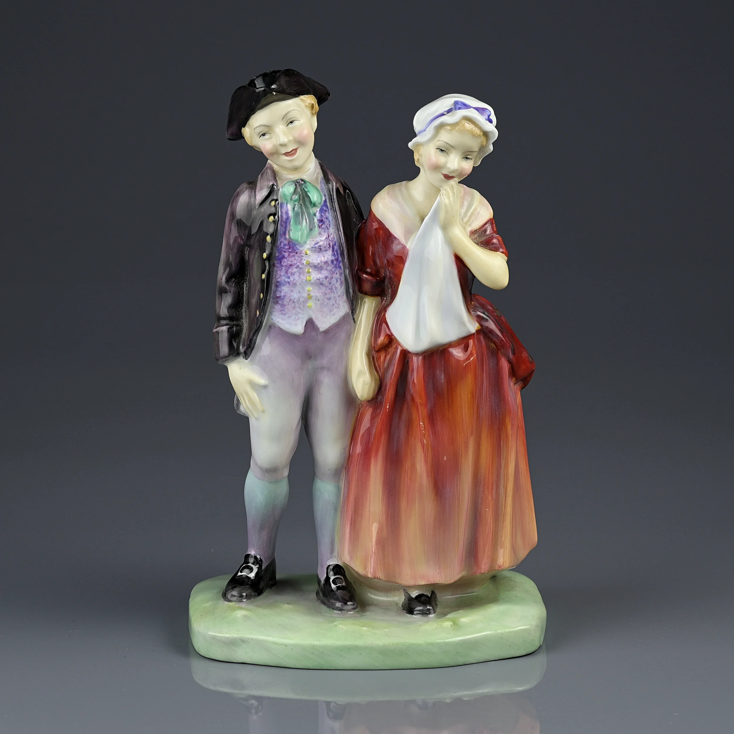 Винтажная фарфоровая статуэтка Влюблённая пара на прогулке Англия Royal Doulton HN2004 Courting