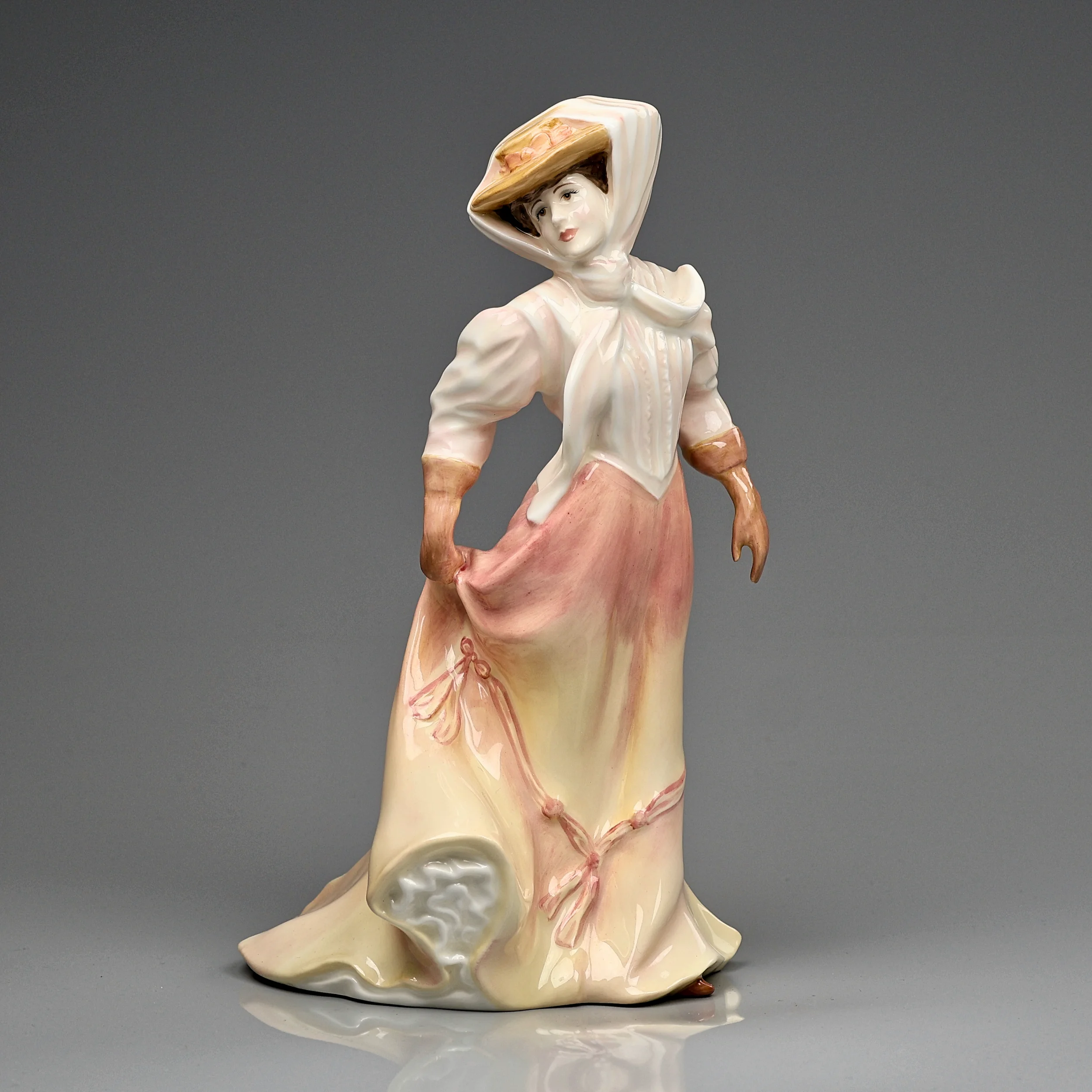 Винтажная фарфоровая статуэтка Дама в дорожном платье Англия Royal Doulton HN4161 The Open Road