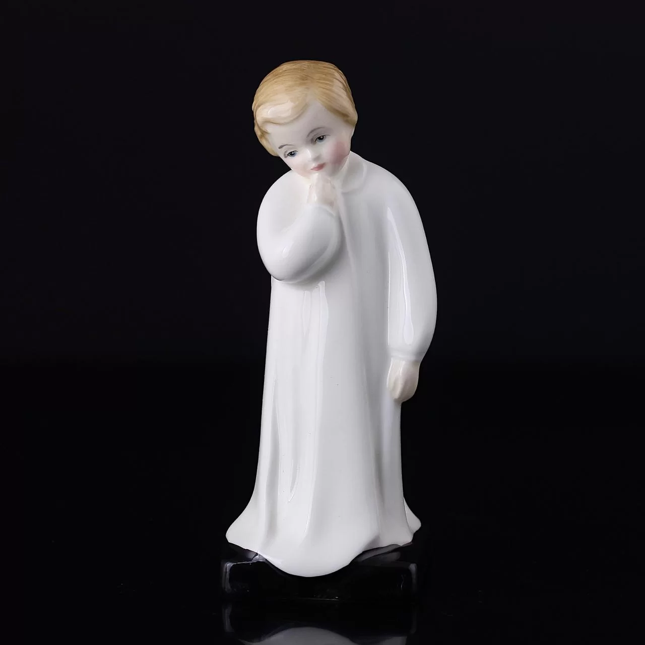 Винтажная фарфоровая статуэтка Девочка Англия Royal Doulton Darling
