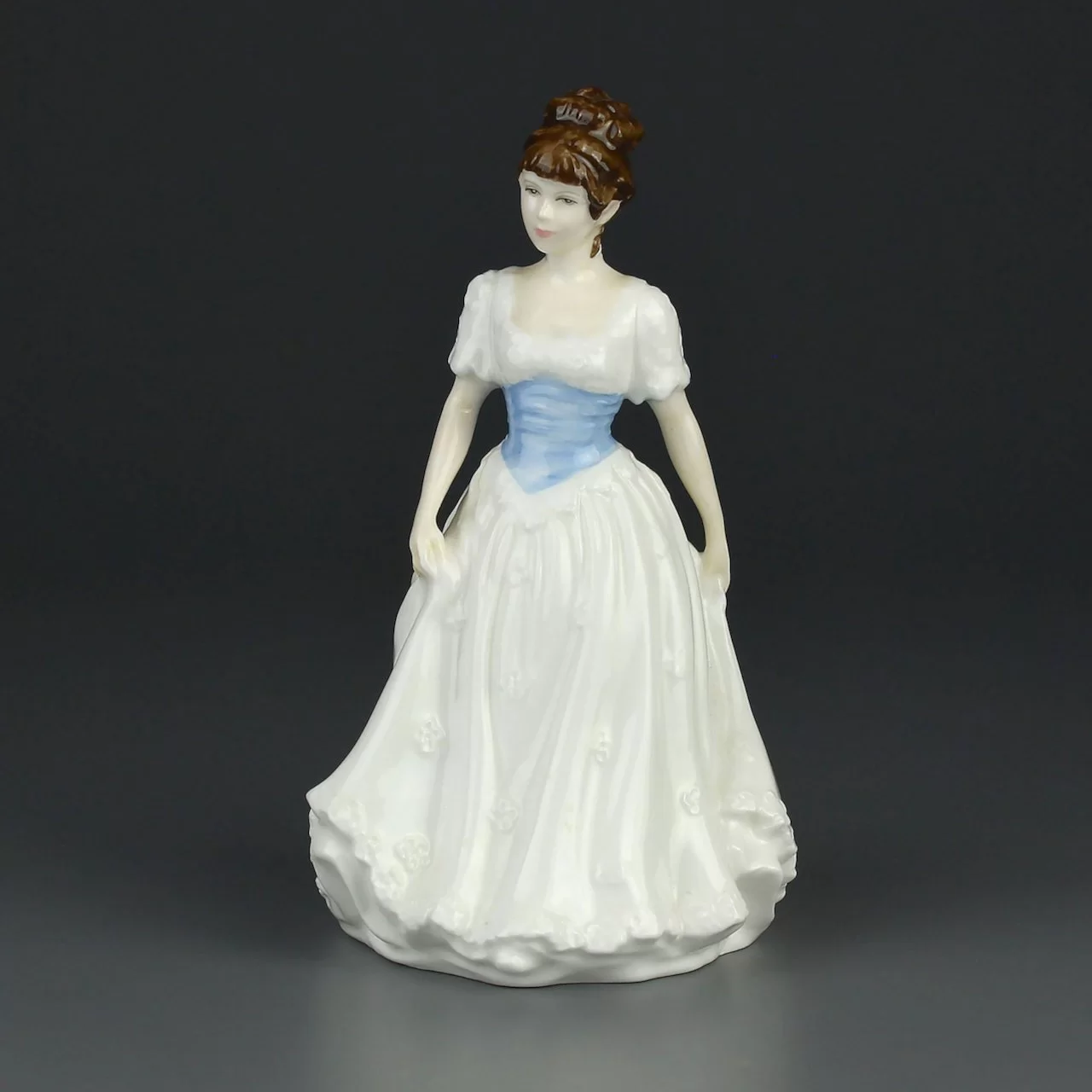 Винтажная фарфоровая статуэтка Англия Royal Doulton 4117 Melody Мелоди Девушка