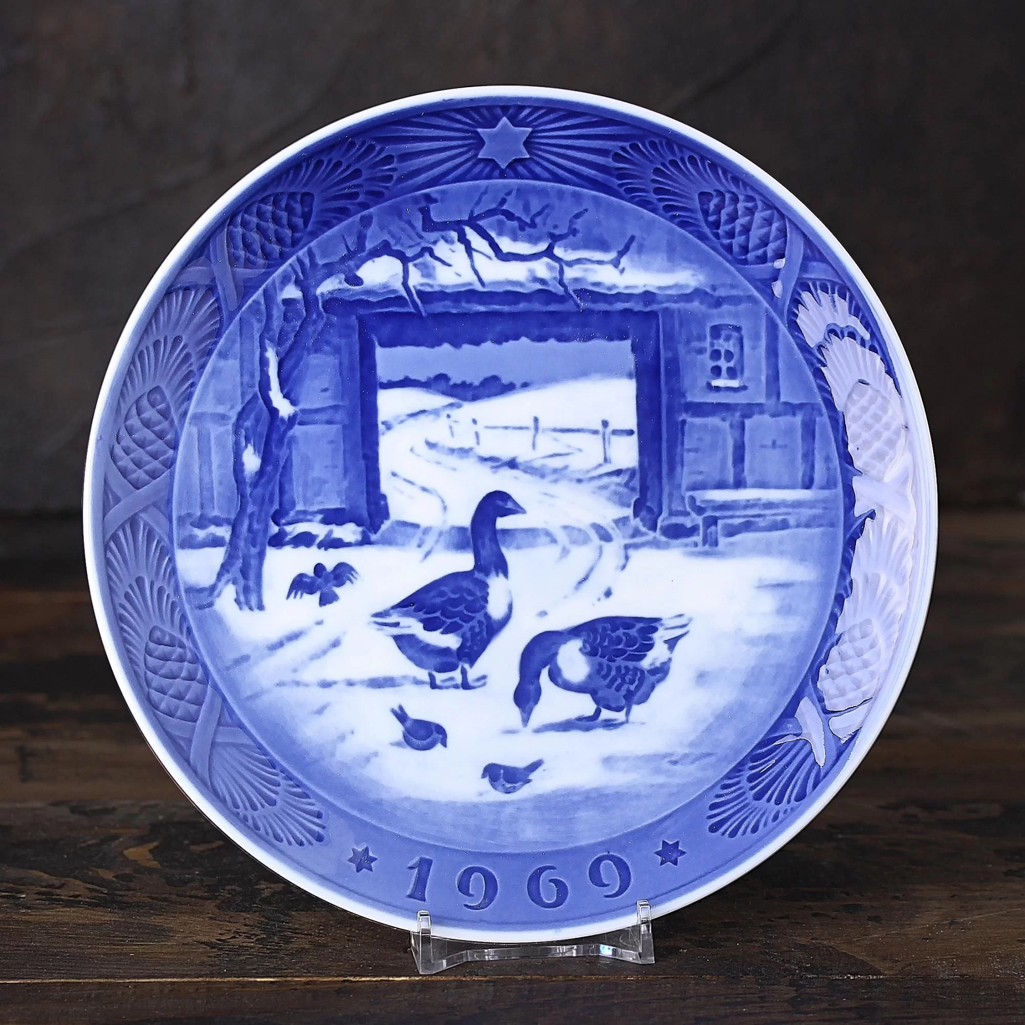 Тарелка винтажная декоративная настенная Фарфор Дания Рождество Гуси Royal Copenhagen Christmas Plate 1969 In the Old Farmyard