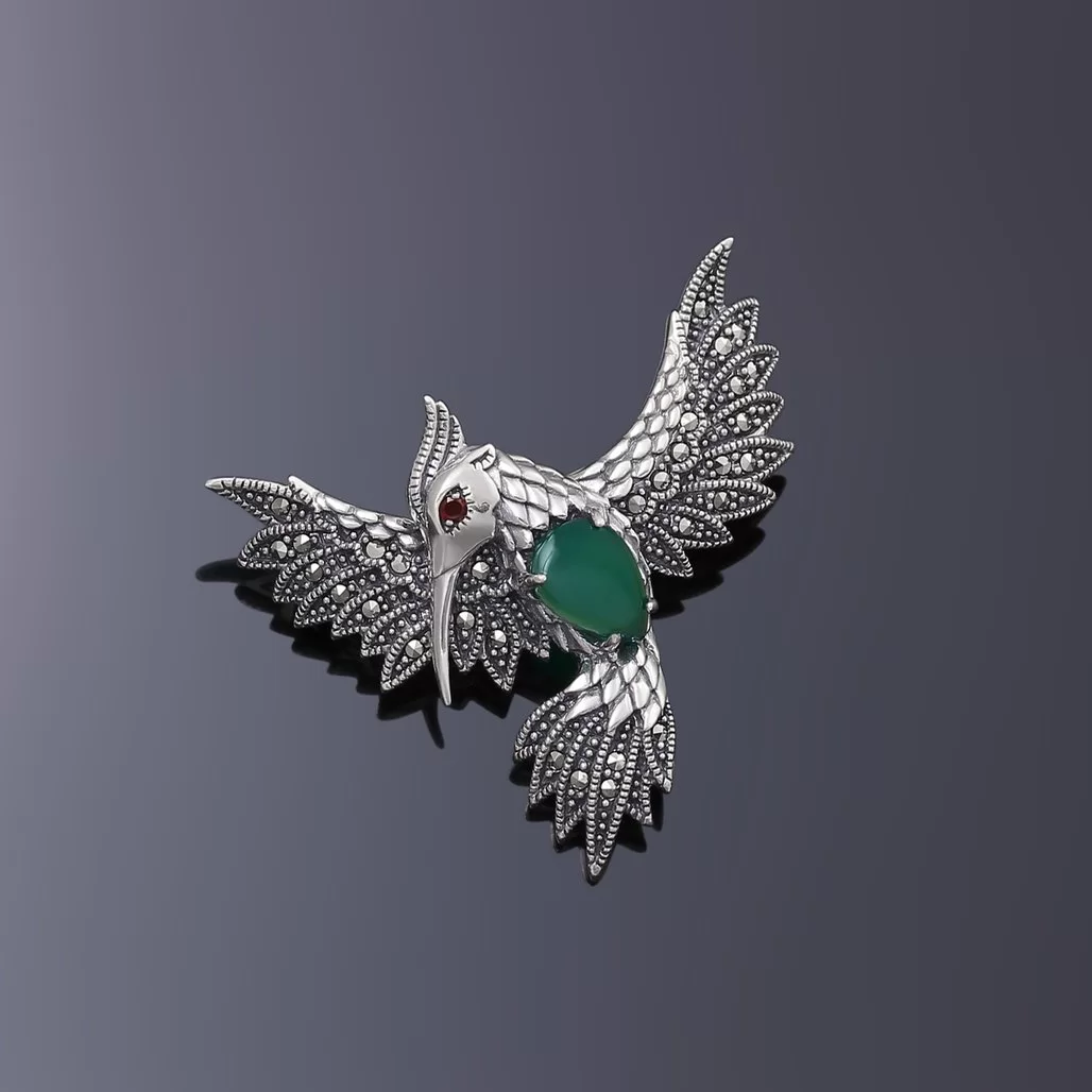 Серебряная брошь-кулон с зелёным агатом и марказитами огранки Swarovski Экзотическая птица