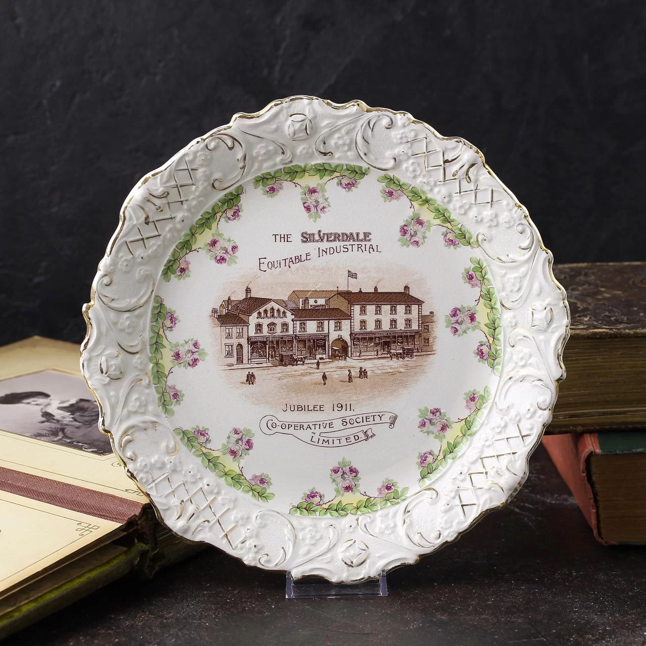 Тарелка антикварная декоративная настенная Англия C W S Longton Windsor Pottery Silverdale Equitable Industrial Jubilee 1911