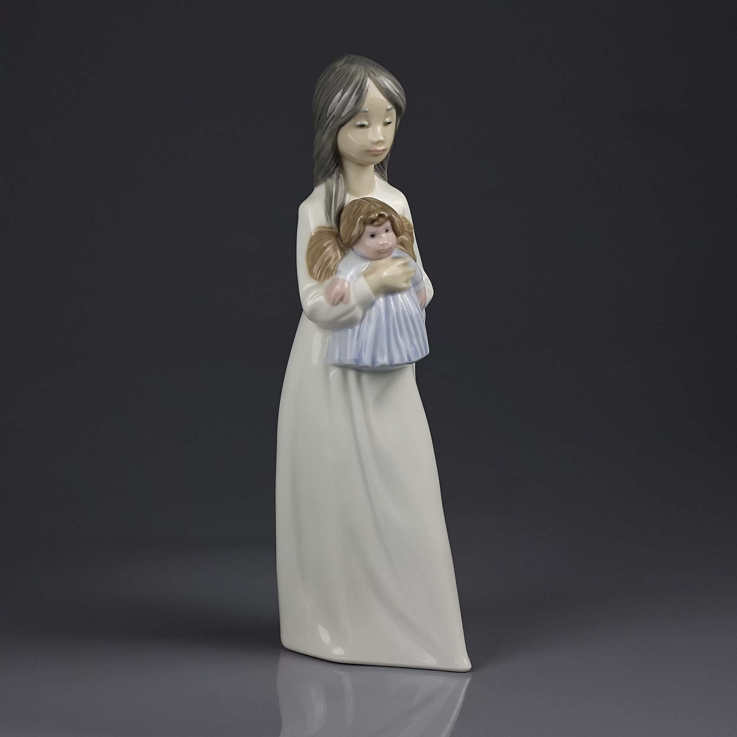 Винтажная фарфоровая статуэтка Девочка с куклой Lladro NAO New Doll